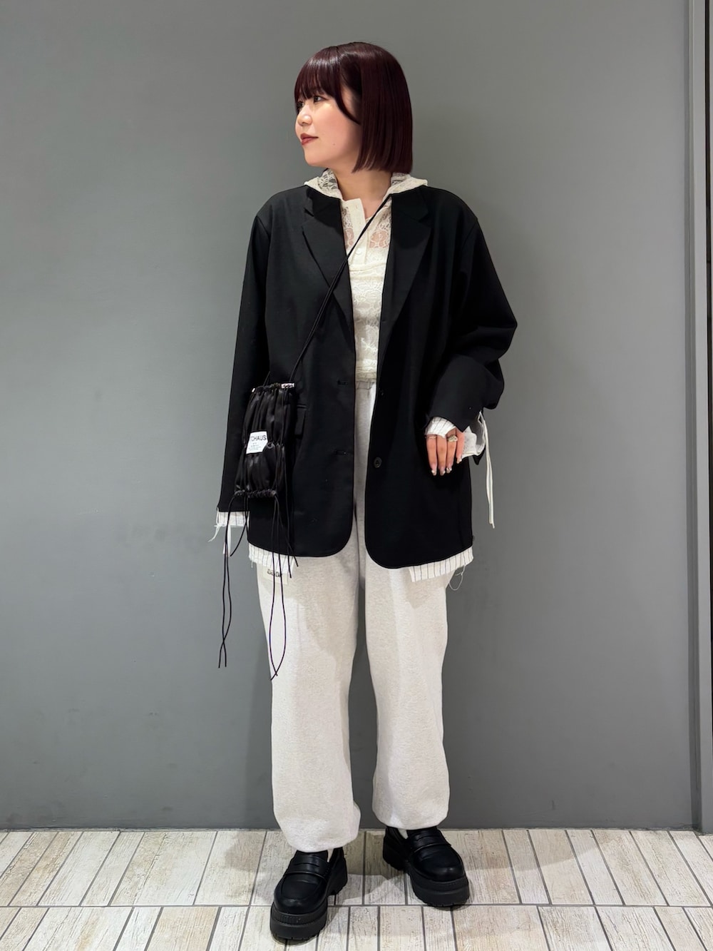 「ジャケット、春コーデ、スウェットパンツ、きれいめカジュアル、キレイめ、オトナカジュアル、おしゃれさんと繋がりたい、オーバーサイズ、オトナ女子、低身長、ootd、ラフ、カジュアル、KBF、URBAN RESEARCH」｜「KBFのレイヤードデザインジャケット（テーラードジャケット、ブラック系）」を使った、nagisaさん（骨格ストレート・レディース・153cm）の春コーディネートの2枚目の写真