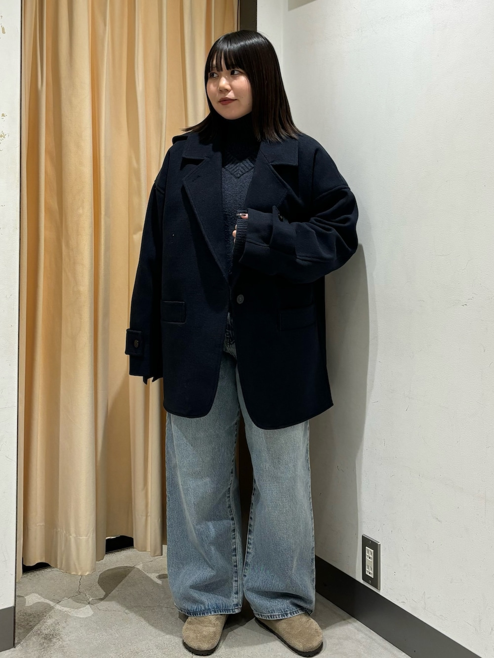 「ニット、コート、デニム、カジュアルコーデ、きれいめカジュアル、冬コーデ、秋冬コーデ、ビルケンシュトック、お出かけコーデ、おしゃれさんと繋がりたい、パンツスタイル、低身長コーデ、ネイビー、骨格ストレート、KBF」｜「KBFのリバーシブルタートルニット（ニット/セーター、ブルー系）」を使った、nagisaさん（レディース・153cm）の秋コーディネートの4枚目の写真