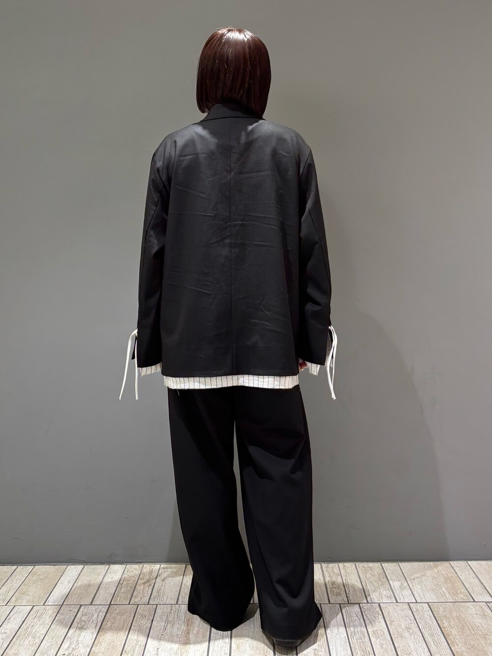 「レイヤードスタイル、休日スタイル、パンツスタイル、大人コーデ、セットアップ、モノトーンコーデ、ジャケット、スラックス、きれいめカジュアル、オトナカジュアル、オトナ女子、シンプルコーデ、おしゃれさんと繋がりたい、オーバーサイズ、KBF」｜「KBFのレイヤードデザインジャケット（テーラードジャケット、ブラック系）」を使った、nagisaさん（骨格ストレート・レディース・153cm）の冬コーディネートの5枚目の写真
