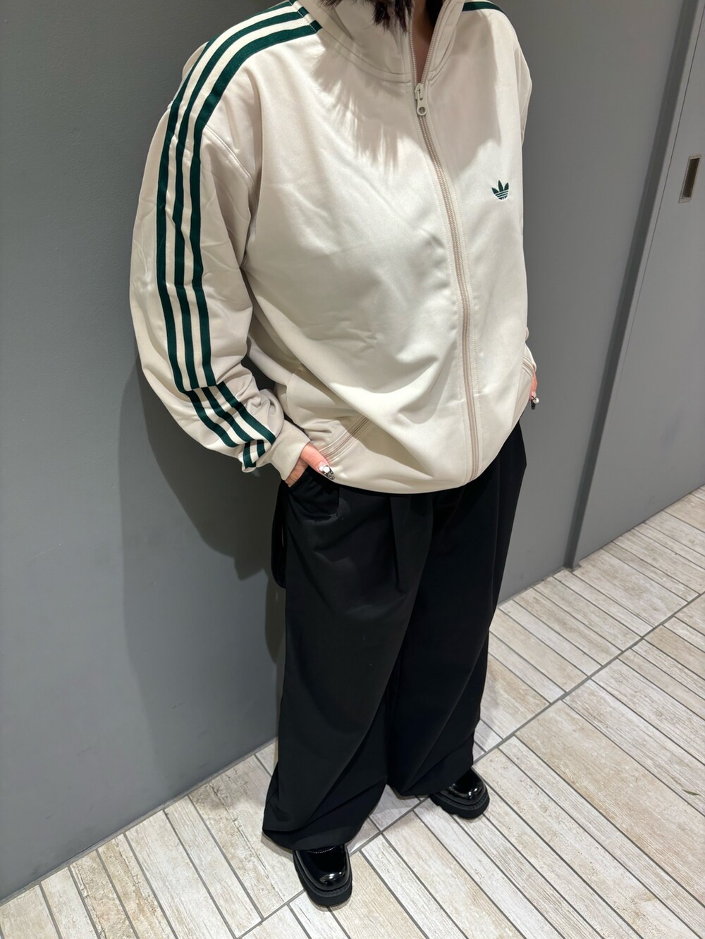 「adidas、トラックジャケット、テーラードジャケット、スラックス、ブラックコーデ、ビーニー、モード、レイヤードスタイル、スポーツミックス、ニット帽、秋冬コーデ、きれいめカジュアル、骨格ストレート、KBF」｜「KBFのアイテム（ナイロンジャケット、ホワイト系）」を使った、nagisaさん（レディース・153cm）の秋コーディネートの2枚目の写真