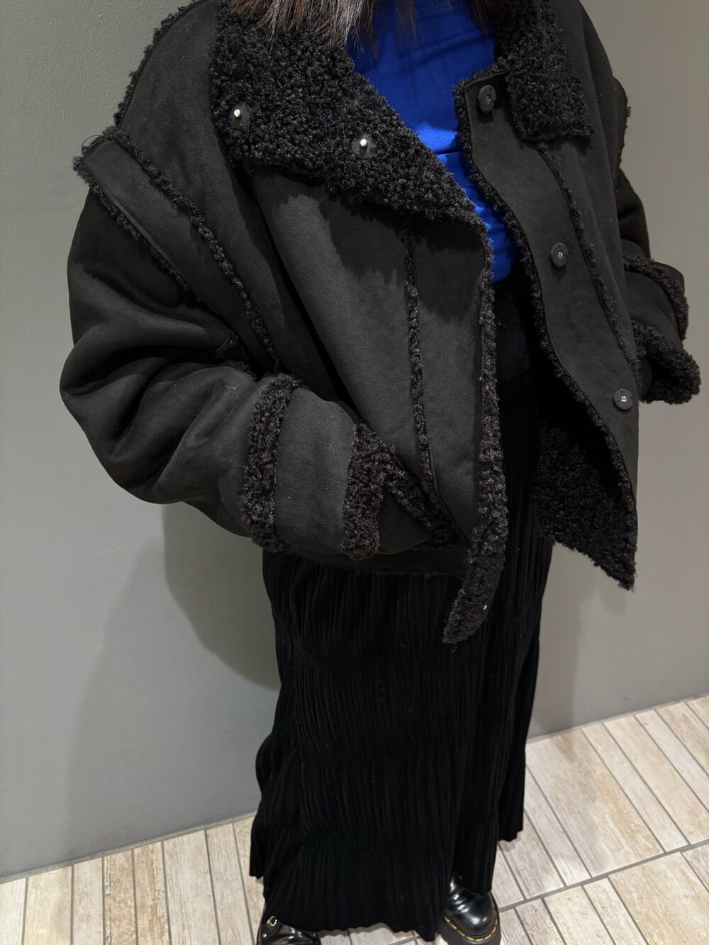 「おしゃれさんと繋がりたい、秋冬コーデ、シンプル、ootd、タートルネック、ブラック、ボアジャケット、キレイめ、オトナカジュアル、シンプルコーデ、レイヤードスタイル、お出かけコーデ、休日スタイル、骨格ストレート、KBF」｜「KBFのタートルベーシックカットソー（Tシャツ/カットソー、ブルー系）」を使った、nagisaさん（骨格ストレート・レディース・153cm）の冬コーディネートの6枚目の写真