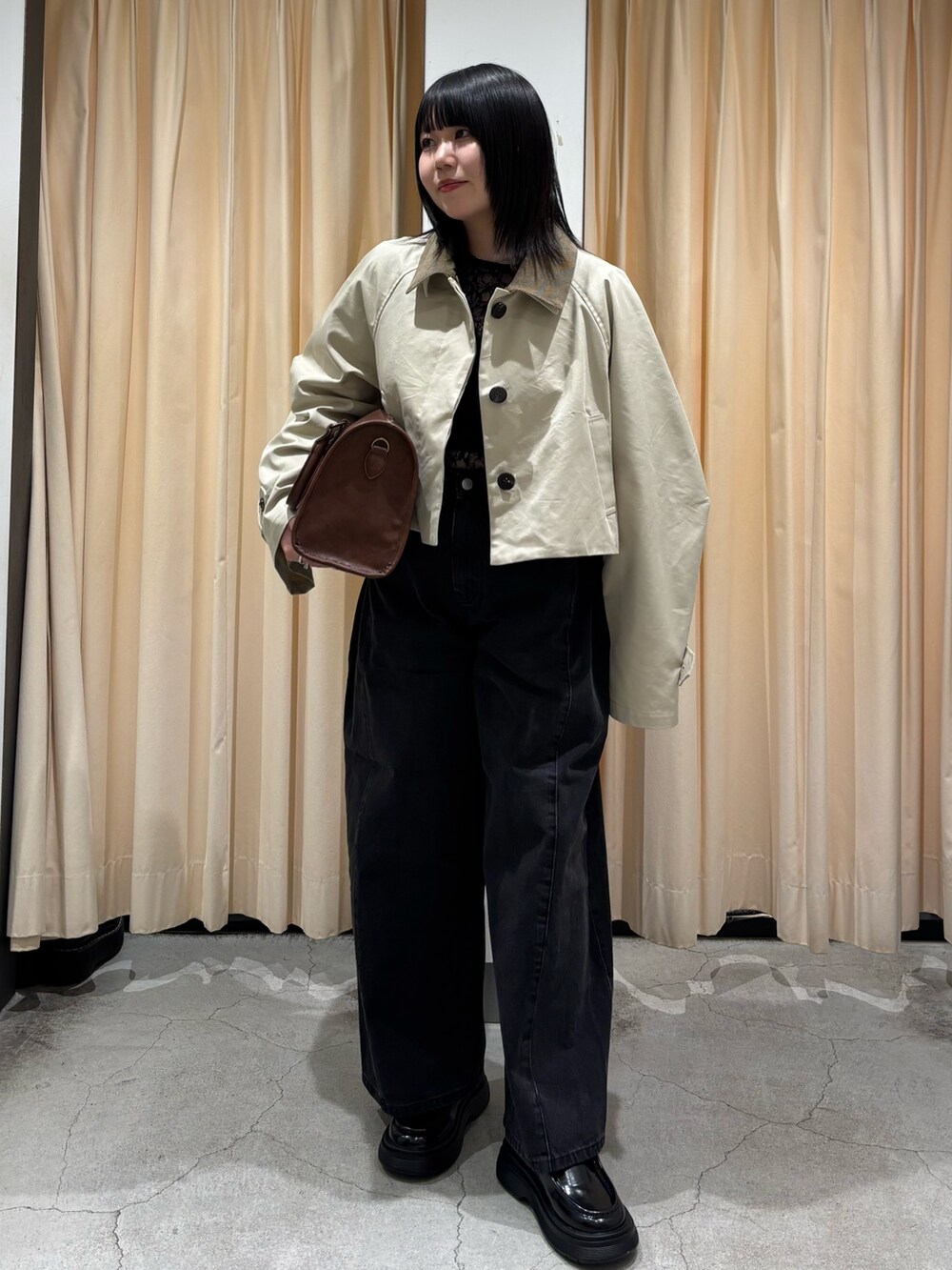 「お出かけコーデ、シンプルコーデ、おしゃれさんと繋がりたい、デニム、ジャケット、春コーデ、きれいめカジュアル、オトナカジュアル、バッグ、レース、休日スタイル、今日のコーデ、骨格ストレート、KBF」｜「KBFのBACKフレアショートジャケット（その他アウター、ベージュ系）」を使った、nagisaさん（骨格ストレート・レディース・153cm）の冬コーディネートの2枚目の写真