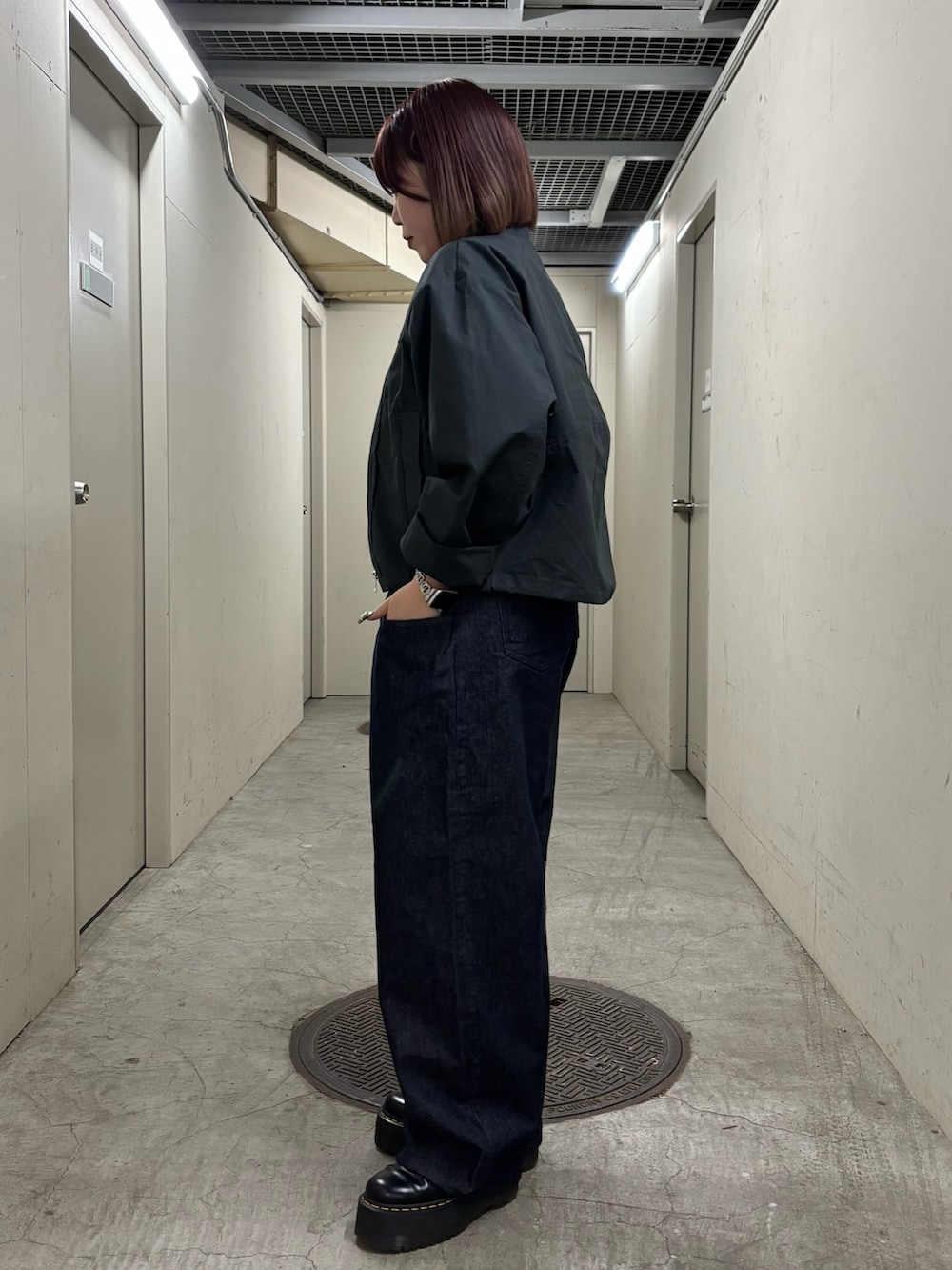 「春コーデ、オトナカジュアル、オトナ女子、カジュアルコーデ、デニム、メンズライク、おしゃれさんと繋がりたい、ootd、カジュアル、低身長、休日スタイル、ストリート、デニムパンツ、骨格ストレート、KBF」｜「KBFのダッドZIPブルゾン（ブルゾン、グレー系）」を使った、nagisaさん（骨格ストレート・レディース・153cm）の春コーディネートの7枚目の写真