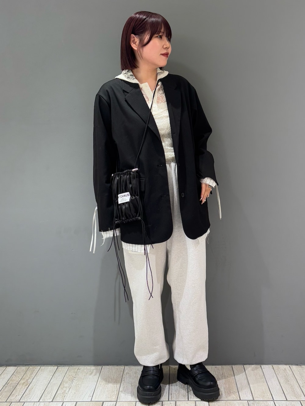 「ジャケット、春コーデ、スウェットパンツ、きれいめカジュアル、キレイめ、オトナカジュアル、おしゃれさんと繋がりたい、オーバーサイズ、オトナ女子、低身長、ootd、ラフ、カジュアル、KBF、URBAN RESEARCH」｜「KBFのレイヤードデザインジャケット（テーラードジャケット、ブラック系）」を使った、nagisaさん（骨格ストレート・レディース・153cm）の春コーディネートの3枚目の写真