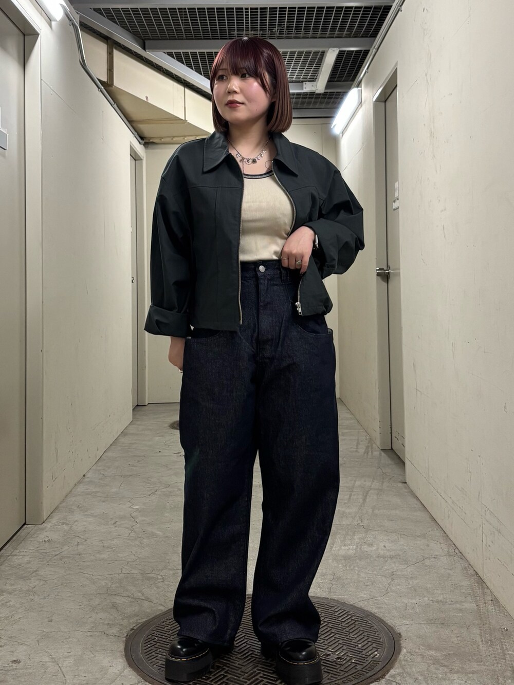 「春コーデ、オトナカジュアル、オトナ女子、カジュアルコーデ、デニム、メンズライク、おしゃれさんと繋がりたい、ootd、カジュアル、低身長、休日スタイル、ストリート、デニムパンツ、骨格ストレート、KBF」｜「KBFのダッドZIPブルゾン（ブルゾン、グレー系）」を使った、nagisaさん（骨格ストレート・レディース・153cm）の春コーディネートの4枚目の写真