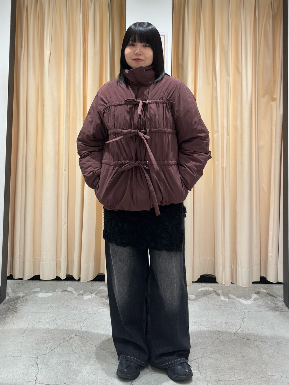 「冬アウター、今日のコーデ、デニム、おしゃれさんと繋がりたい、レイヤードスタイル、休日スタイル、スニーカー、モード、カジュアル、カジュアルコーデ、ダウンジャケット、シンプル、シンプルコーデ、骨格ストレート、KBF」｜「KBFのフロントリボン中綿ジャケット（ダウンジャケット/コート、レッド系）」を使った、nagisaさん（骨格ストレート・レディース・153cm）の冬コーディネートの2枚目の写真