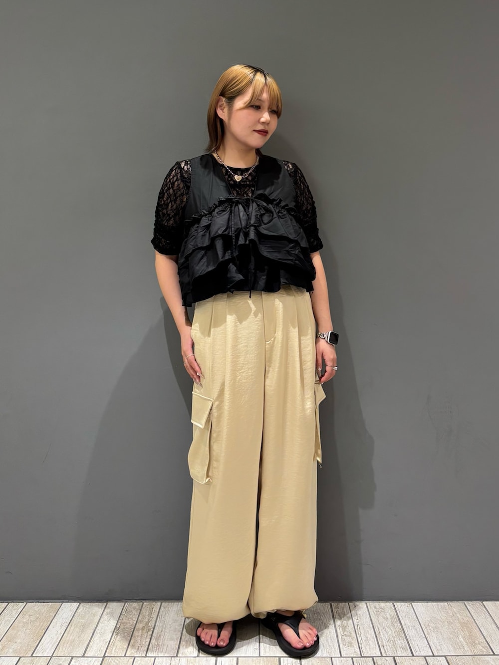 「シアートップス、夏コーデ、サンダル、レイヤードスタイル、休日スタイル、パンツスタイル、低身長、骨格ストレート、KBF、ootd、おしゃれさんと繋がりたい、きれいめカジュアル、大人カジュアル、ブラウス、オトナカジュアル」｜「KBFのハーフスリーブドレープレースTEE（Tシャツ/カットソー、ブラック系）」を使った、nagisaさん（骨格ストレート・レディース・154cm）の夏コーディネートの3枚目の写真