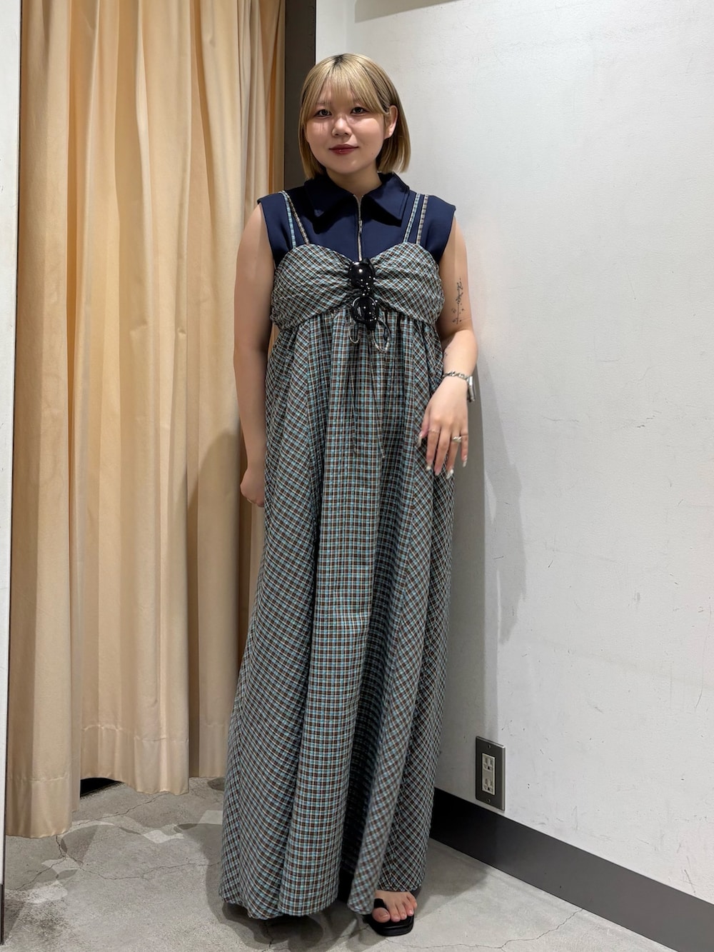 「スウェット、ワンピース、サンダル、レイヤードスタイル、夏コーデ、オトナカジュアル、おしゃれさんと繋がりたい、オトナ女子、カジュアル、低身長、休日スタイル、ootd、お出かけコーデ、KBF、骨格ストレート」｜「SMELLYのツイストチェーンネックレス（ネックレス、シルバー系）」を使った、nagisaさん（骨格ストレート・レディース・154cm）の春コーディネートの2枚目の写真