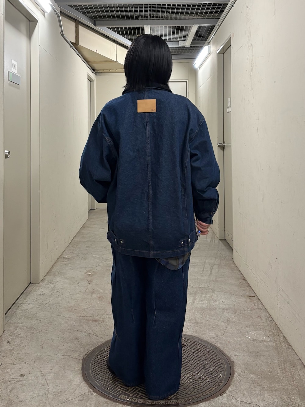 ブルー系のブルゾン、ブルー系のシャツ/ブラウス、ブルー系のデニムパンツを着用したレディースの秋コーディネートの6枚目の写真