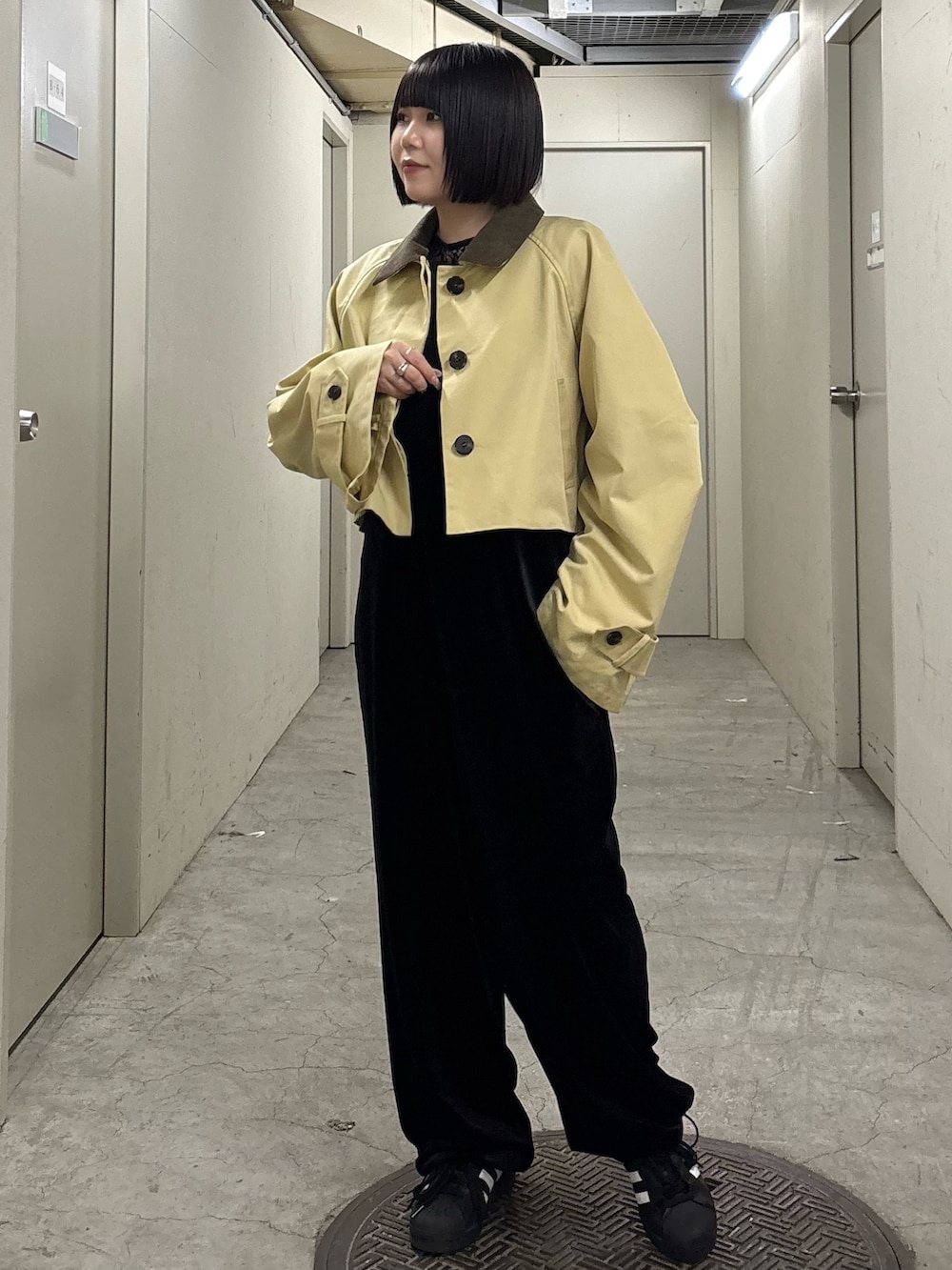 「春コーデ、ジャケット、オールインワン、レース、レイヤードスタイル、ブラック、きれいめカジュアル、オトナカジュアル、おしゃれさんと繋がりたい、ootd、今日のコーデ、休日スタイル、低身長、骨格ストレート、KBF」｜「KBFのドレープレースTEE（Tシャツ/カットソー、ブラック系）」を使った、nagisaさん（骨格ストレート・レディース・153cm）の冬コーディネートの5枚目の写真