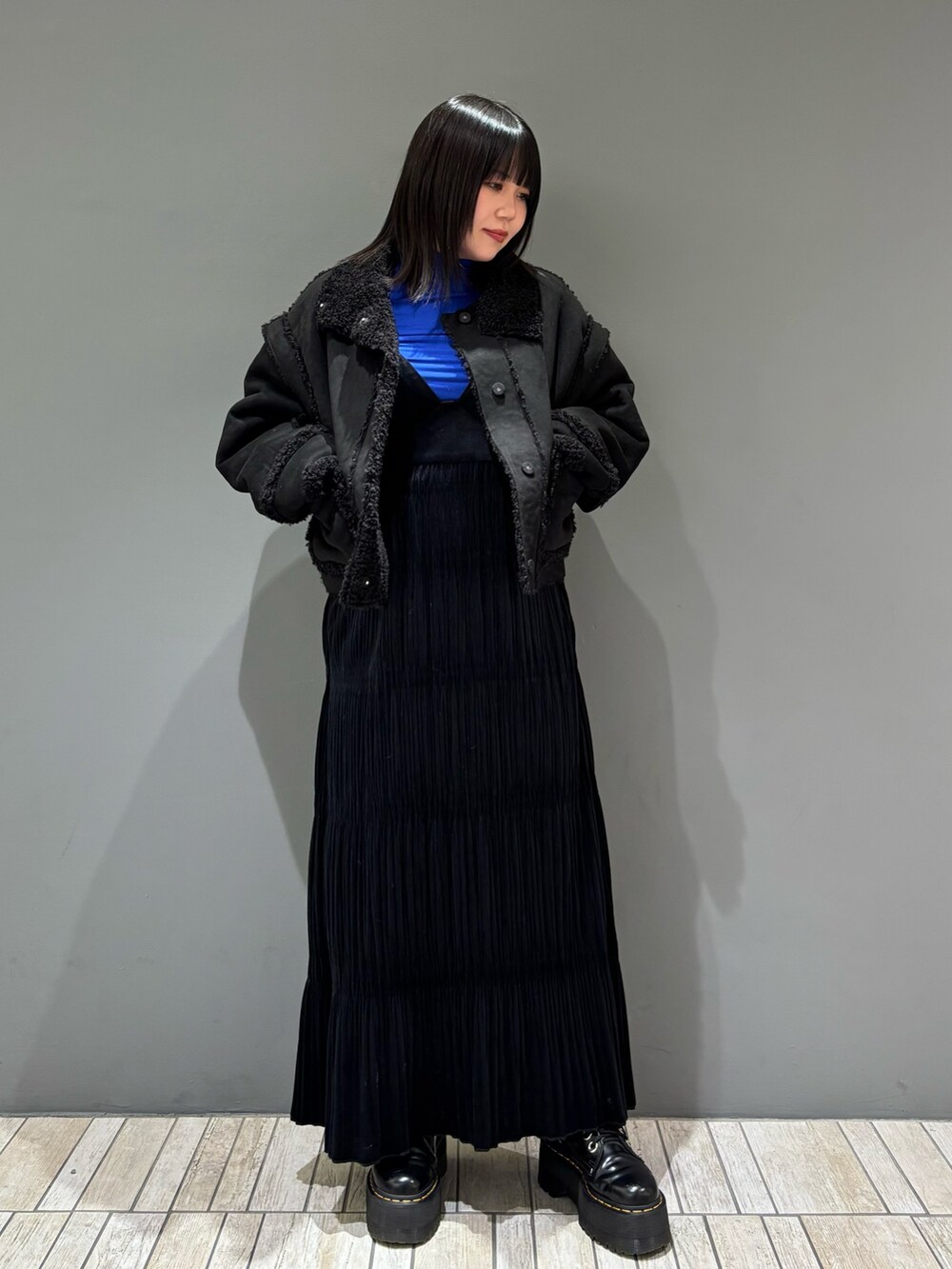 「おしゃれさんと繋がりたい、秋冬コーデ、シンプル、ootd、タートルネック、ブラック、ボアジャケット、キレイめ、オトナカジュアル、シンプルコーデ、レイヤードスタイル、お出かけコーデ、休日スタイル、骨格ストレート、KBF」｜「KBFのタートルベーシックカットソー（Tシャツ/カットソー、ブルー系）」を使った、nagisaさん（骨格ストレート・レディース・153cm）の冬コーディネートの4枚目の写真