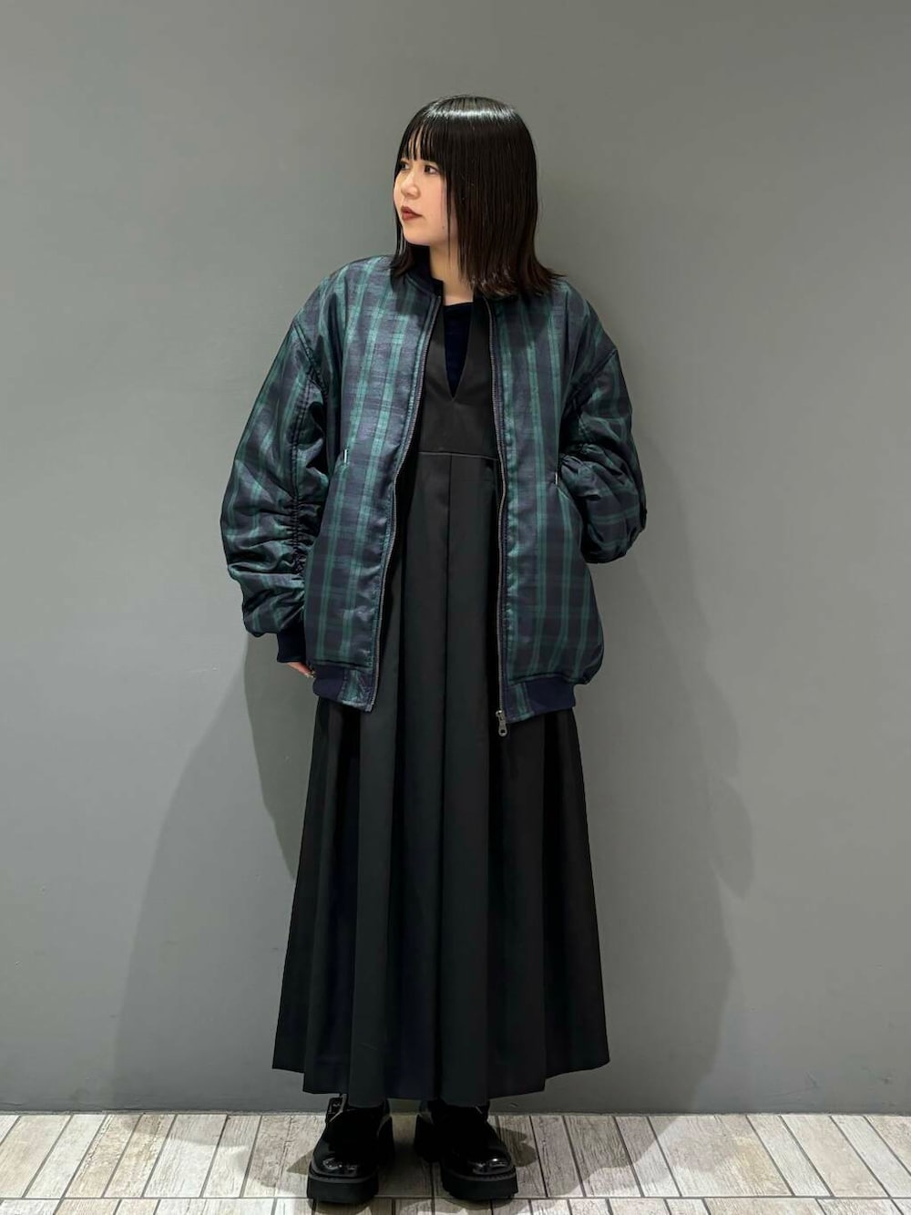 ブルー系のTシャツ/カットソー、ブラック系のワンピース、ブラック系のMA-1を着用したレディースの秋コーディネートの3枚目の写真