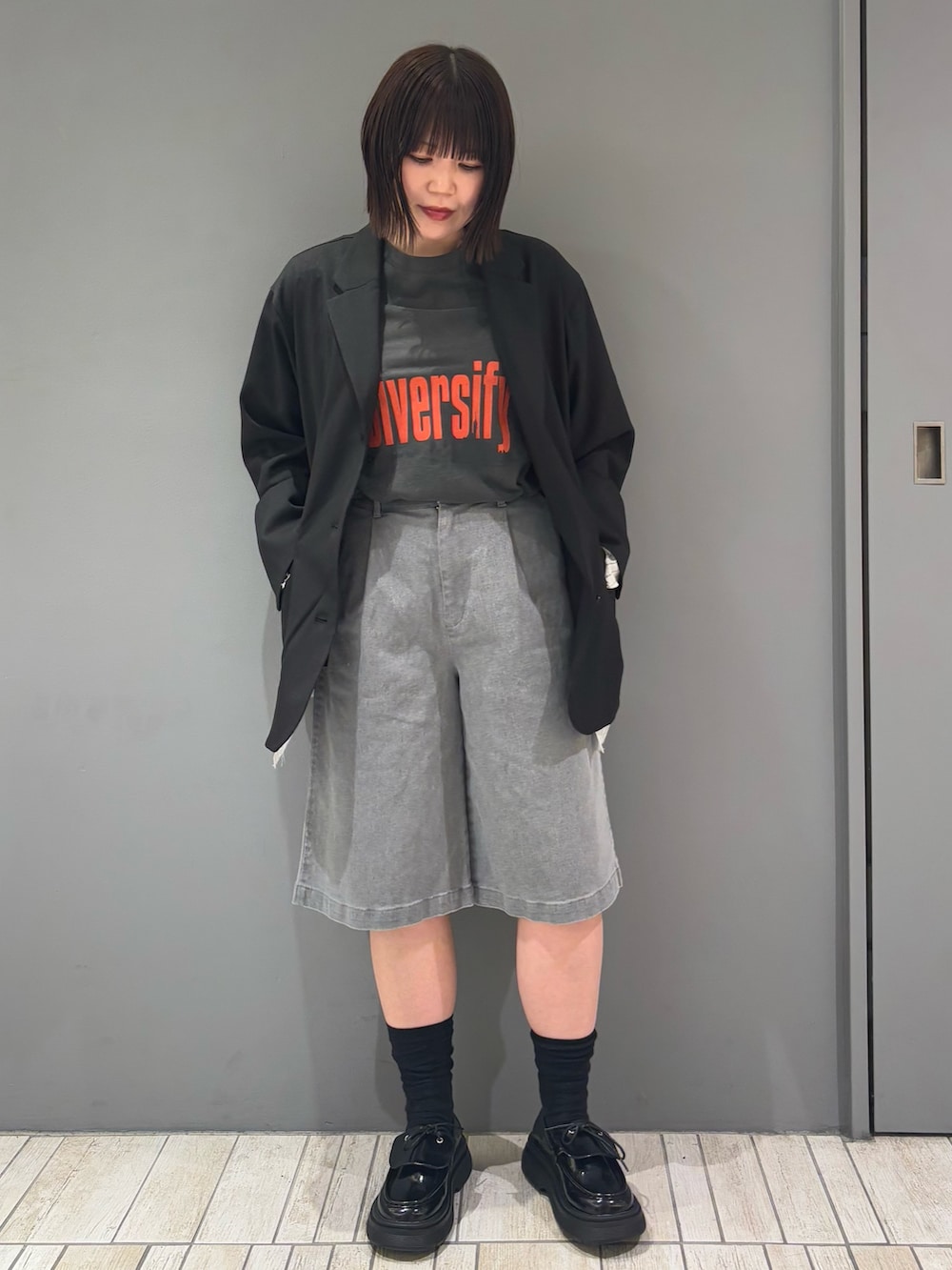 「ジャケット、ハーフパンツ、ロンT、ローファー、春コーデ、おしゃれさんと繋がりたい、オーバーサイズ、オトナ女子、低身長、ootd、休日スタイル、モード、モノトーン、骨格ストレート、KBF」｜「KBFのレイヤードデザインジャケット（テーラードジャケット、ブラック系）」を使った、nagisaさん（骨格ストレート・レディース・153cm）の春コーディネートの2枚目の写真