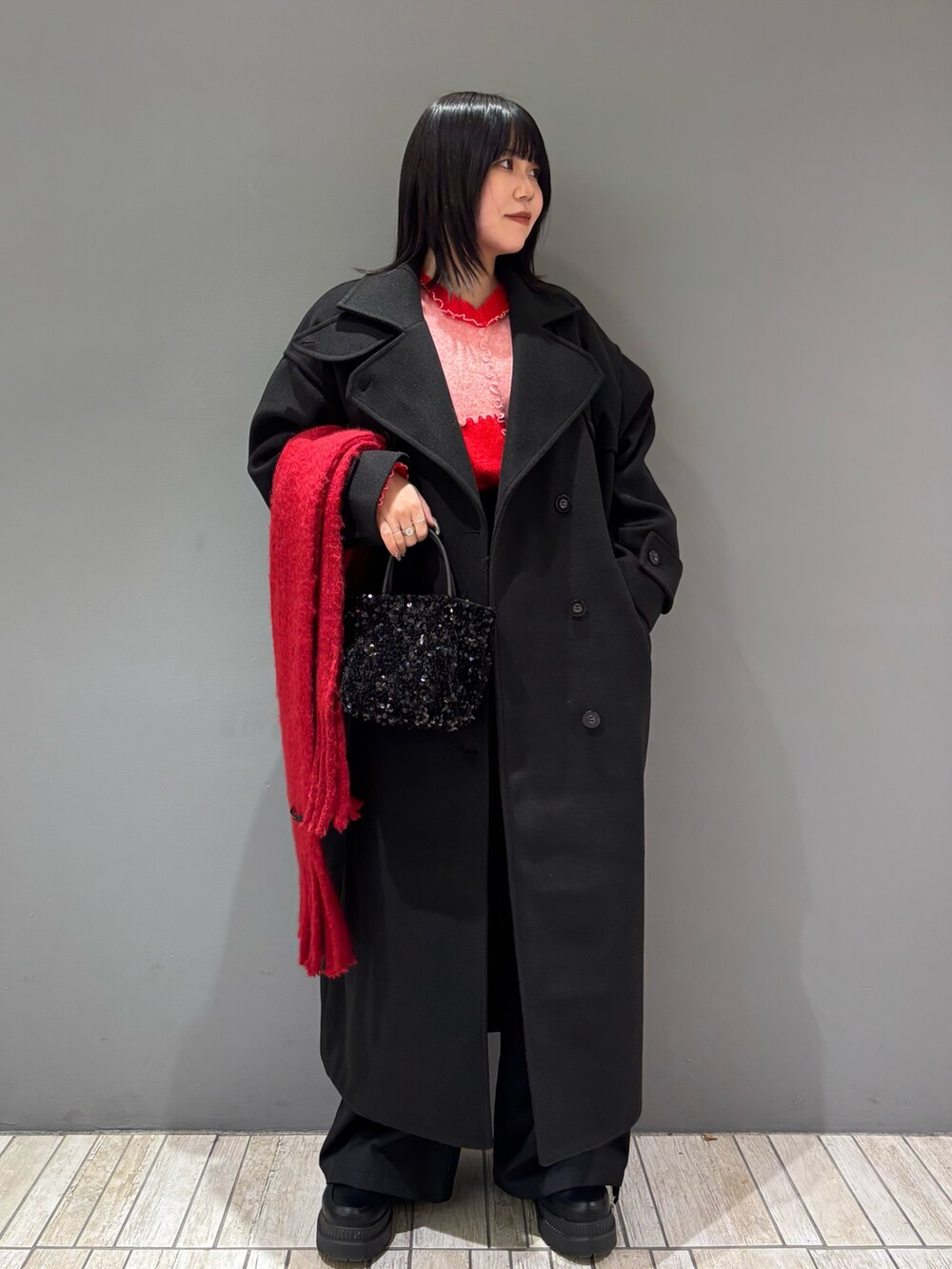 「ロングコート、クリスマスに着たい服、モード、差し色コーデ、ブラックコーデ、きれいめカジュアル、キレイめ、パンツスタイル、大人コーデ、ニット、低身長コーデ、おしゃれさんと繋がりたい、お出かけコーデ、オトナカジュアル、KBF」｜「RODE SKOのチェーン付きスパンコールバッグ（ショルダーバッグ、ブラック系）」を使った、nagisaさん（レディース・153cm）の冬コーディネートの4枚目の写真