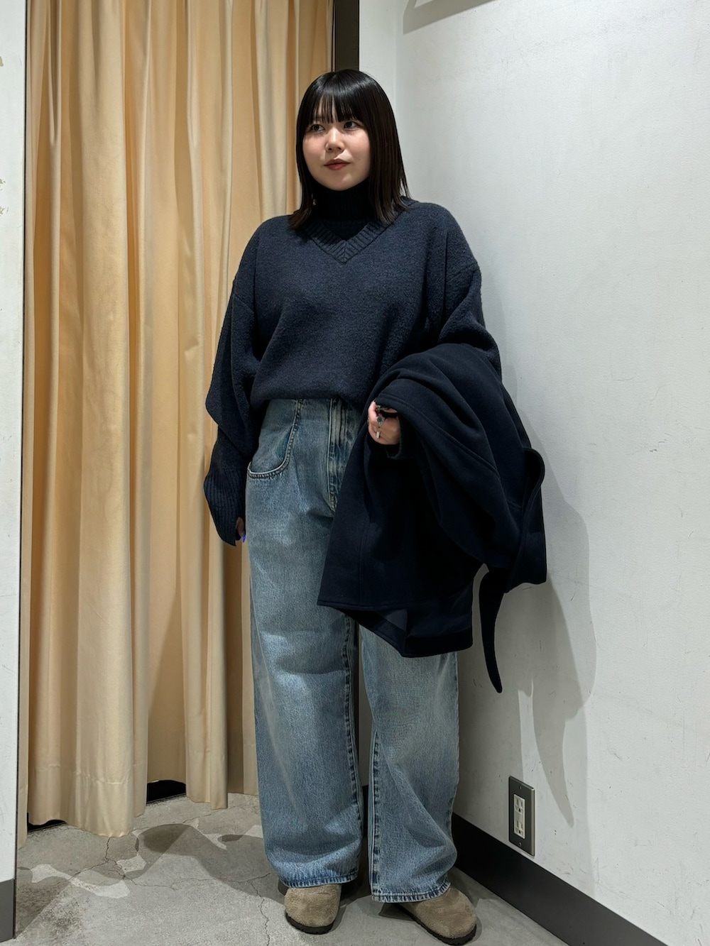 「ニット、コート、デニム、カジュアルコーデ、きれいめカジュアル、冬コーデ、秋冬コーデ、ビルケンシュトック、お出かけコーデ、おしゃれさんと繋がりたい、パンツスタイル、低身長コーデ、ネイビー、骨格ストレート、KBF」｜「KBFのリバーシブルタートルニット（ニット/セーター、ブルー系）」を使った、nagisaさん（レディース・153cm）の秋コーディネートの2枚目の写真