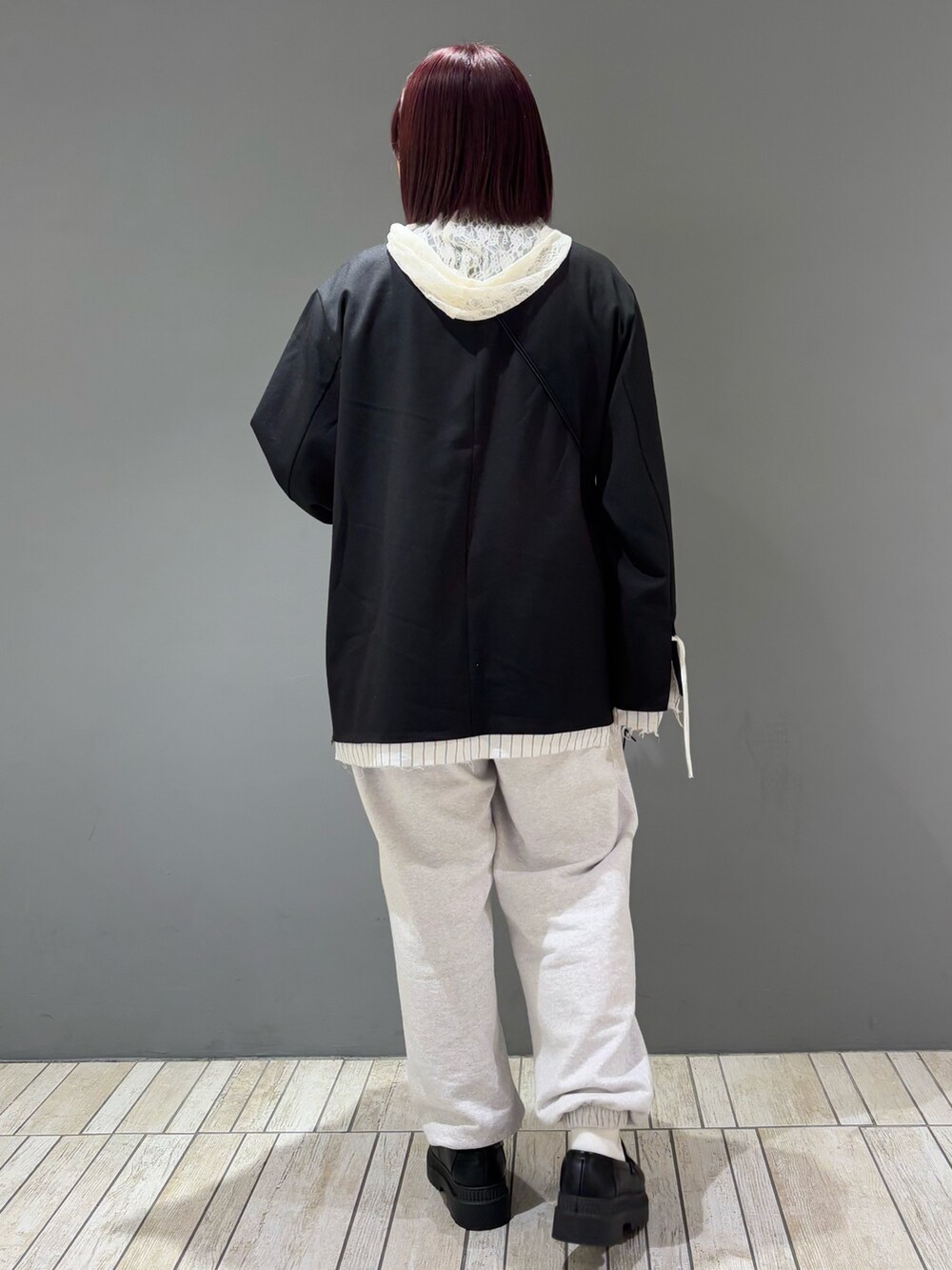 「ジャケット、春コーデ、スウェットパンツ、きれいめカジュアル、キレイめ、オトナカジュアル、おしゃれさんと繋がりたい、オーバーサイズ、オトナ女子、低身長、ootd、ラフ、カジュアル、KBF、URBAN RESEARCH」｜「KBFのレイヤードデザインジャケット（テーラードジャケット、ブラック系）」を使った、nagisaさん（骨格ストレート・レディース・153cm）の春コーディネートの4枚目の写真