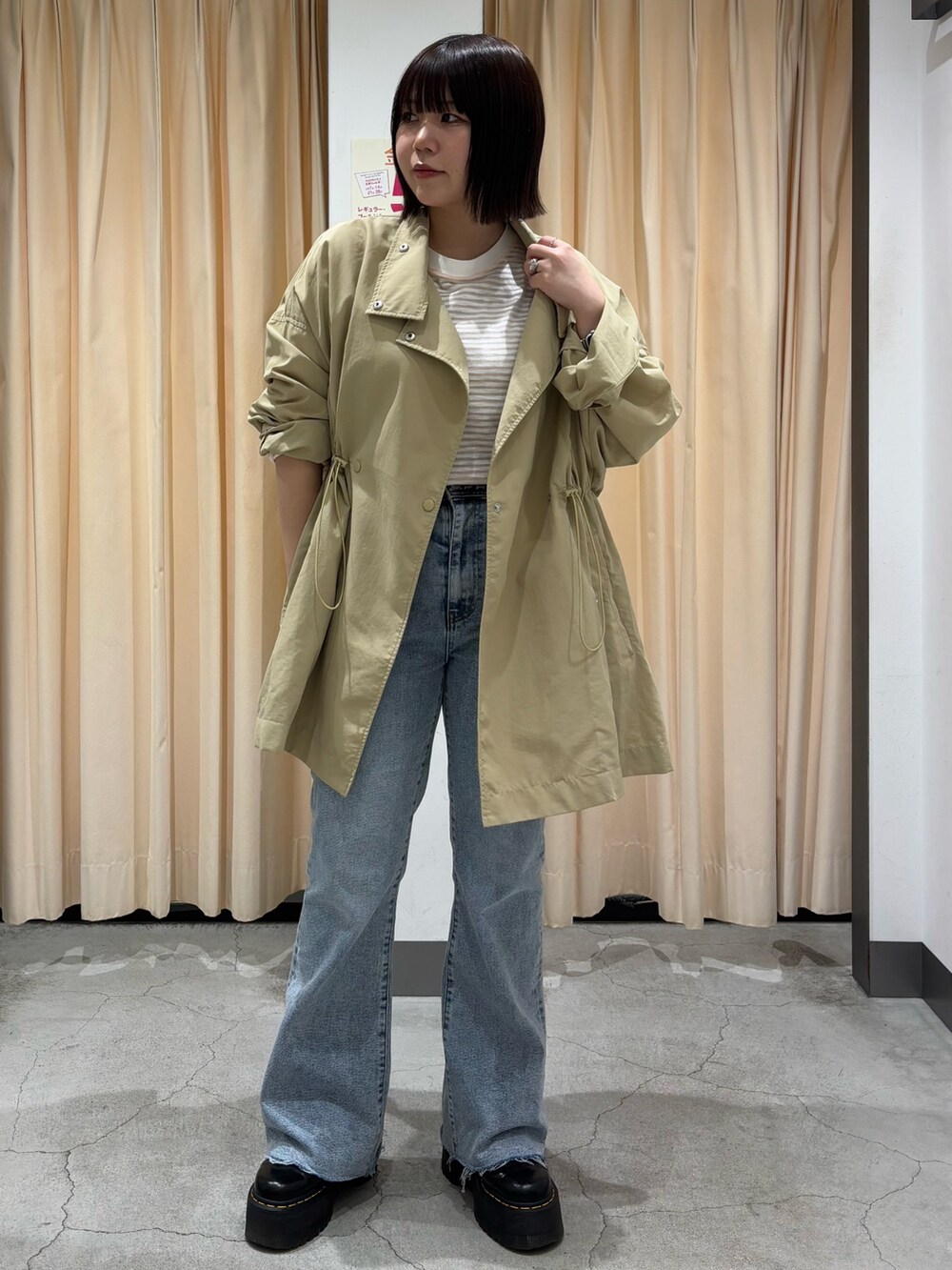 「キレイめ、パンツスタイル、春、ジャケット、デニム、ボーダー、きれいめカジュアル、オトナカジュアル、おしゃれさんと繋がりたい、オーバーサイズ、オトナ女子、カジュアル、カジュアルコーデ、低身長、KBF」｜「KBFのスタンドカラーBIGナイロンジャケット（ナイロンジャケット、ベージュ系）」を使った、nagisaさん（骨格ストレート・レディース・153cm）の春コーディネートの4枚目の写真