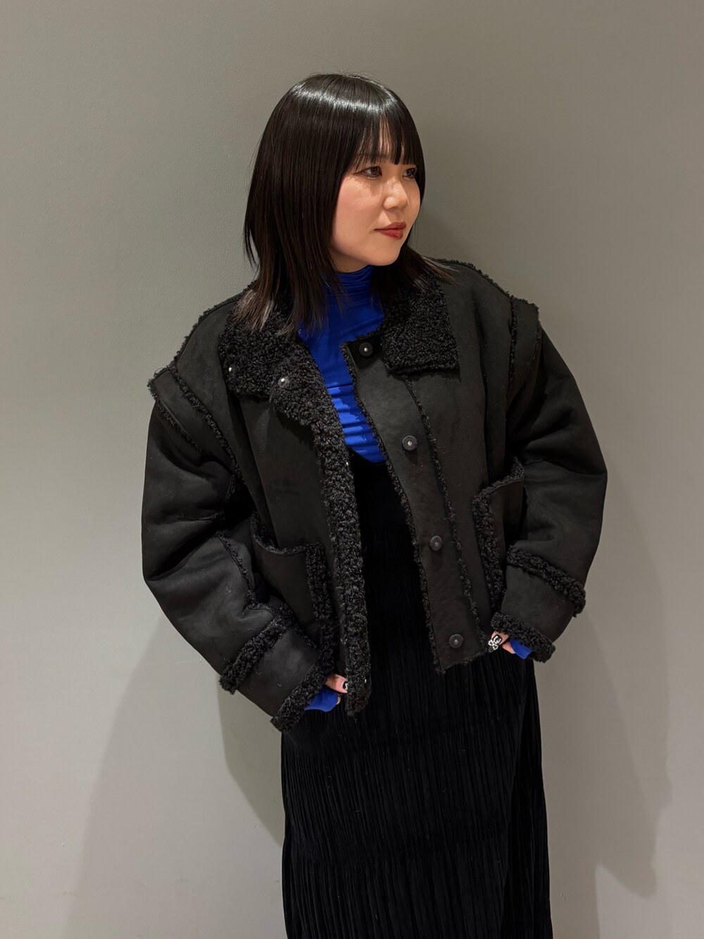 「おしゃれさんと繋がりたい、秋冬コーデ、シンプル、ootd、タートルネック、ブラック、ボアジャケット、キレイめ、オトナカジュアル、シンプルコーデ、レイヤードスタイル、お出かけコーデ、休日スタイル、骨格ストレート、KBF」｜「KBFのタートルベーシックカットソー（Tシャツ/カットソー、ブルー系）」を使った、nagisaさん（骨格ストレート・レディース・153cm）の冬コーディネートの5枚目の写真