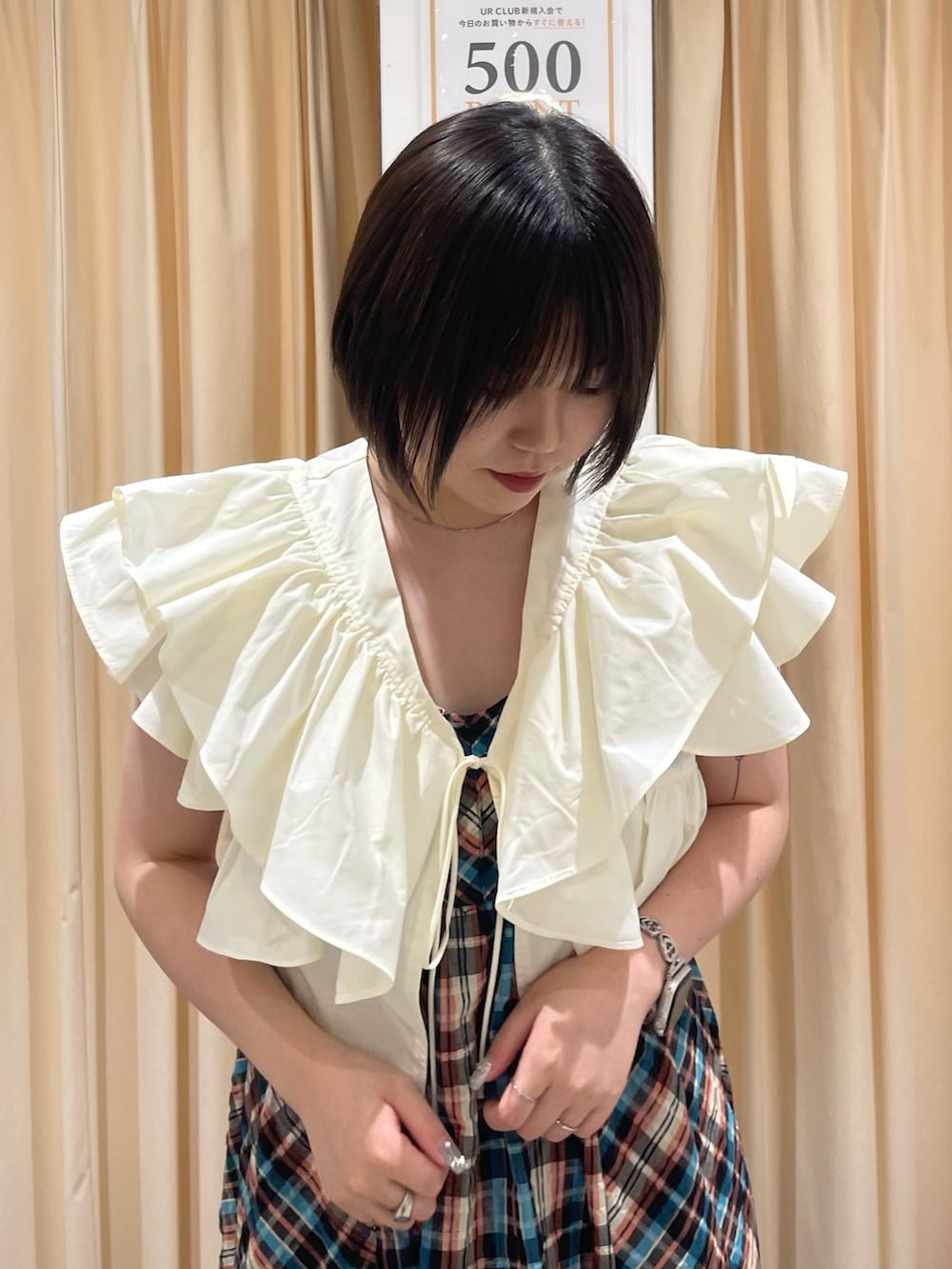 「ブラウス、ワンピース、キャミワンピ、サンダル、レイヤードスタイル、夏コーデ、お出かけコーデ、大人かわいい、低身長コーデ、ワンピースコーデ、ホワイト、KBF、RODE SKO」｜「KBFのマルチWAYクロップドフリルブラウス（シャツ/ブラウス、ホワイト系）」を使った、nagisaさん（レディース・153cm）の夏コーディネートの4枚目の写真