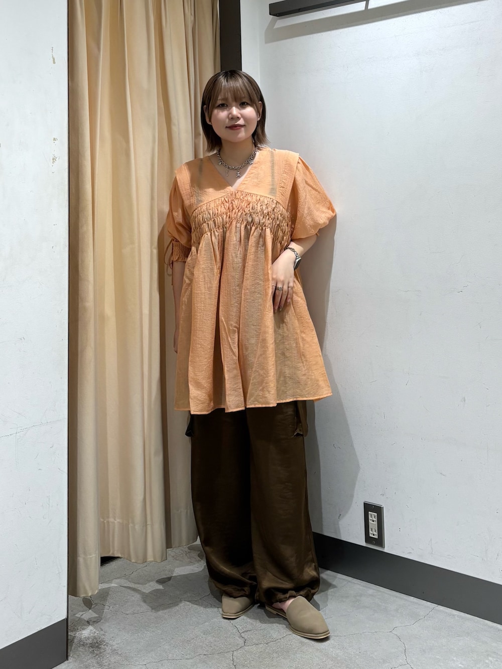 「カーゴパンツ、サンダル、ワンピース、夏コーデ、ワントーンコーデ、低身長、骨格ストレート、KBF、オトナカジュアル、おしゃれさんと繋がりたい、大人カジュアル、ootd、休日スタイル、パンツスタイル、きれいめカジュアル」｜「KBFのチャームネックレス（ネックレス、シルバー系）」を使った、nagisaさん（骨格ストレート・レディース・154cm）の夏コーディネートの3枚目の写真