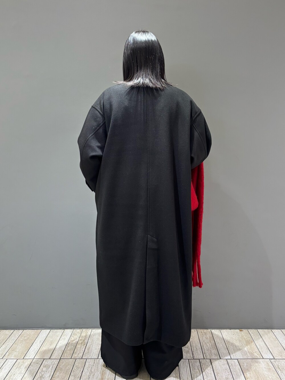 「ロングコート、クリスマスに着たい服、モード、差し色コーデ、ブラックコーデ、きれいめカジュアル、キレイめ、パンツスタイル、大人コーデ、ニット、低身長コーデ、おしゃれさんと繋がりたい、お出かけコーデ、オトナカジュアル、KBF」｜「RODE SKOのチェーン付きスパンコールバッグ（ショルダーバッグ、ブラック系）」を使った、nagisaさん（レディース・153cm）の冬コーディネートの9枚目の写真