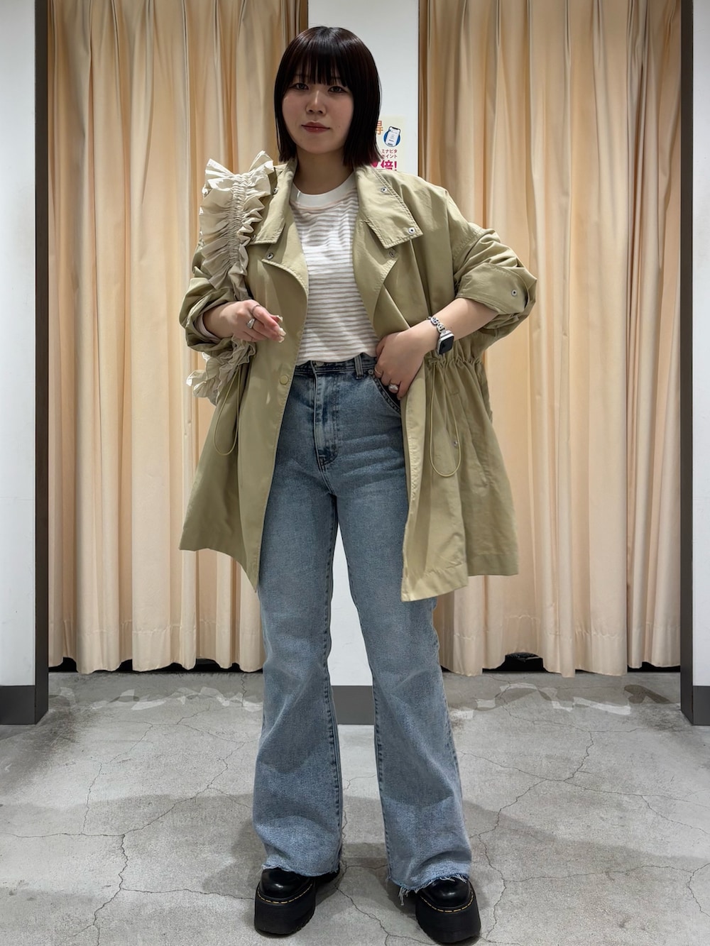 「キレイめ、パンツスタイル、春、ジャケット、デニム、ボーダー、きれいめカジュアル、オトナカジュアル、おしゃれさんと繋がりたい、オーバーサイズ、オトナ女子、カジュアル、カジュアルコーデ、低身長、KBF」｜「KBFのスタンドカラーBIGナイロンジャケット（ナイロンジャケット、ベージュ系）」を使った、nagisaさん（骨格ストレート・レディース・153cm）の春コーディネートの2枚目の写真