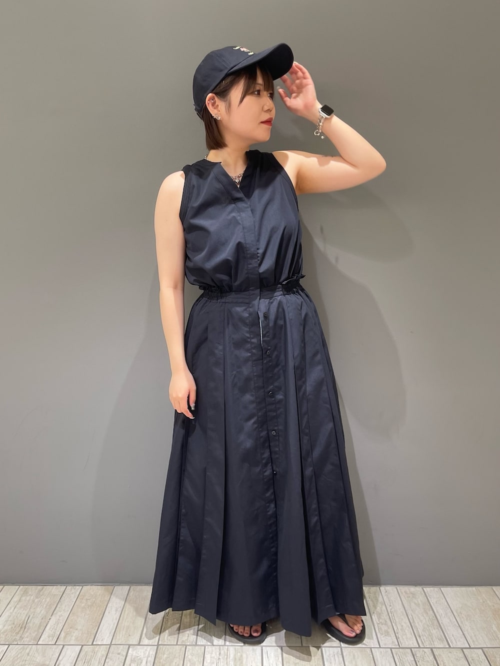 「きれいめカジュアル、ワンピース、レイヤードスタイル、夏コーデ、休日スタイル、お出かけコーデ、低身長コーデ、ノースリーブワンピース、デニム、oofos、骨格ストレート、KBF、kbf_ootd」｜「KBFのエンブロイダリーCAP（キャップ、ブルー系）」を使った、nagisaさん（レディース・153cm）の夏コーディネートの3枚目の写真