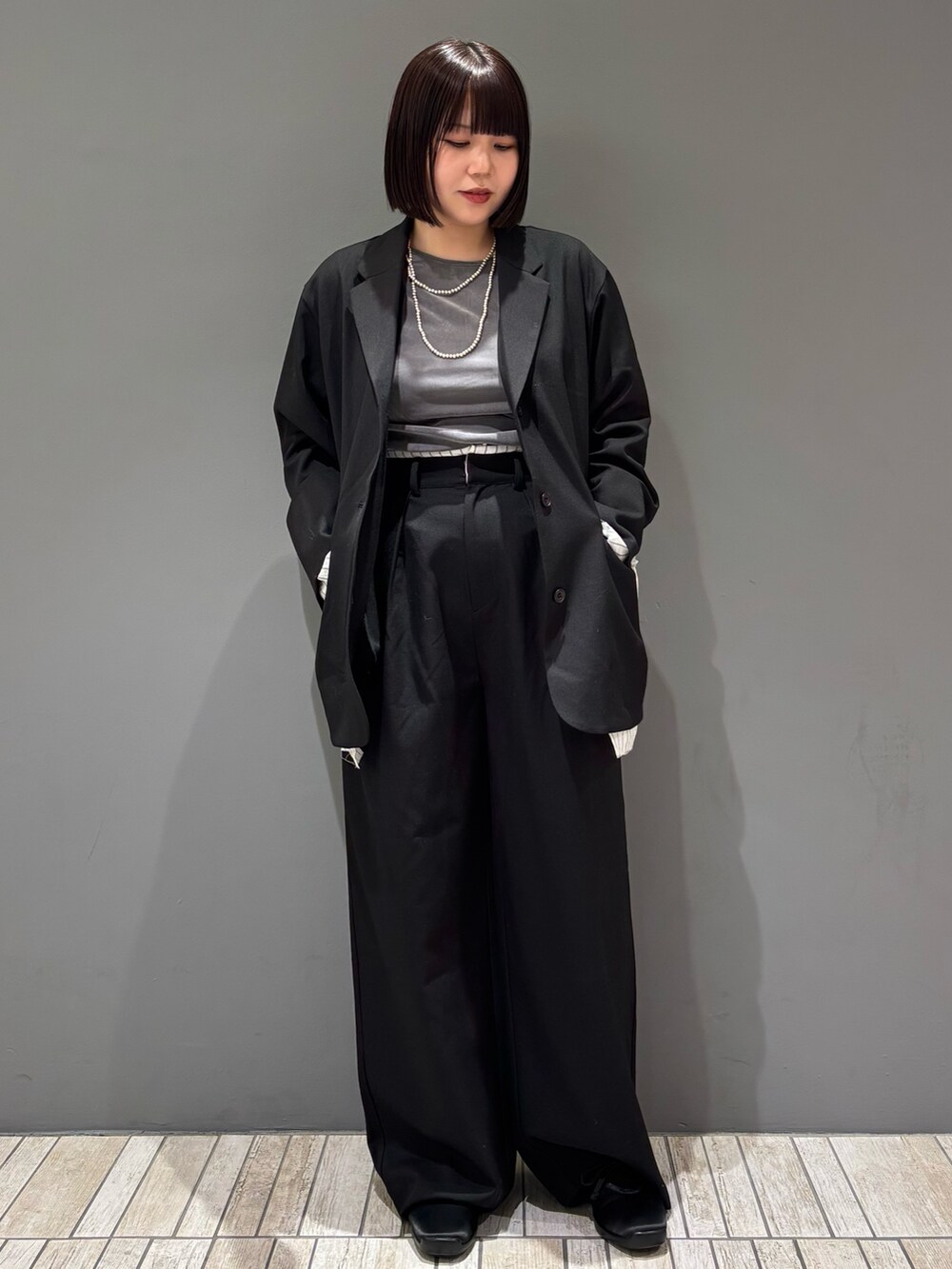「レイヤードスタイル、休日スタイル、パンツスタイル、大人コーデ、セットアップ、モノトーンコーデ、ジャケット、スラックス、きれいめカジュアル、オトナカジュアル、オトナ女子、シンプルコーデ、おしゃれさんと繋がりたい、オーバーサイズ、KBF」｜「KBFのレイヤードデザインジャケット（テーラードジャケット、ブラック系）」を使った、nagisaさん（骨格ストレート・レディース・153cm）の冬コーディネートの2枚目の写真
