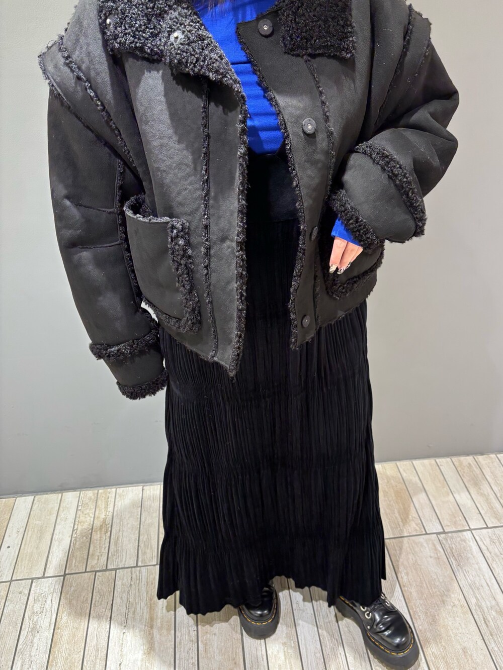 「おしゃれさんと繋がりたい、秋冬コーデ、シンプル、ootd、タートルネック、ブラック、ボアジャケット、キレイめ、オトナカジュアル、シンプルコーデ、レイヤードスタイル、お出かけコーデ、休日スタイル、骨格ストレート、KBF」｜「KBFのタートルベーシックカットソー（Tシャツ/カットソー、ブルー系）」を使った、nagisaさん（骨格ストレート・レディース・153cm）の冬コーディネートの7枚目の写真