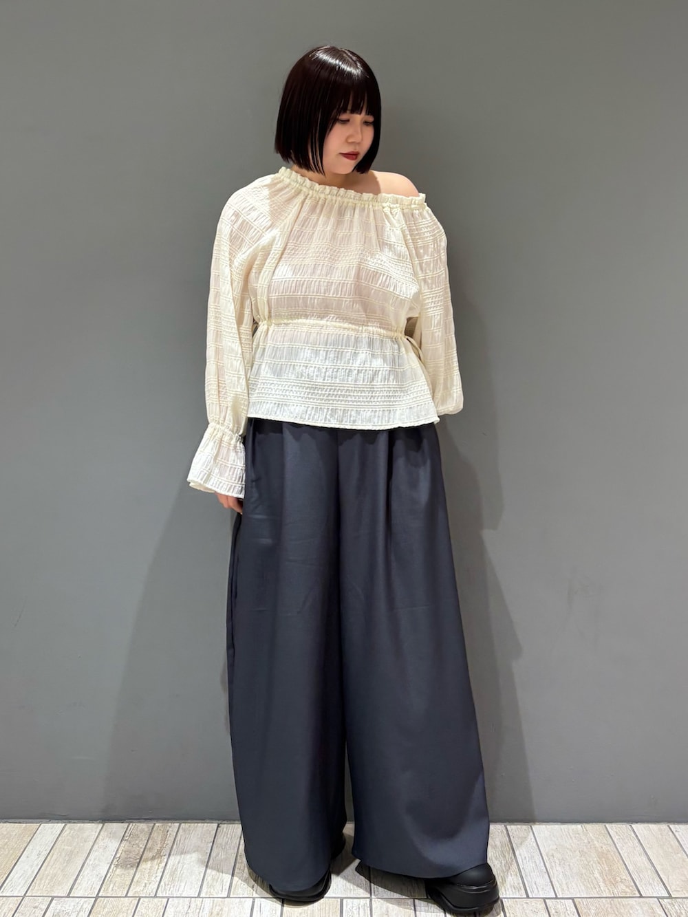 グレー系のその他パンツ、ホワイト系のシャツ/ブラウス、ブラック系のサンダルを着用したレディースの冬コーディネートの3枚目の写真