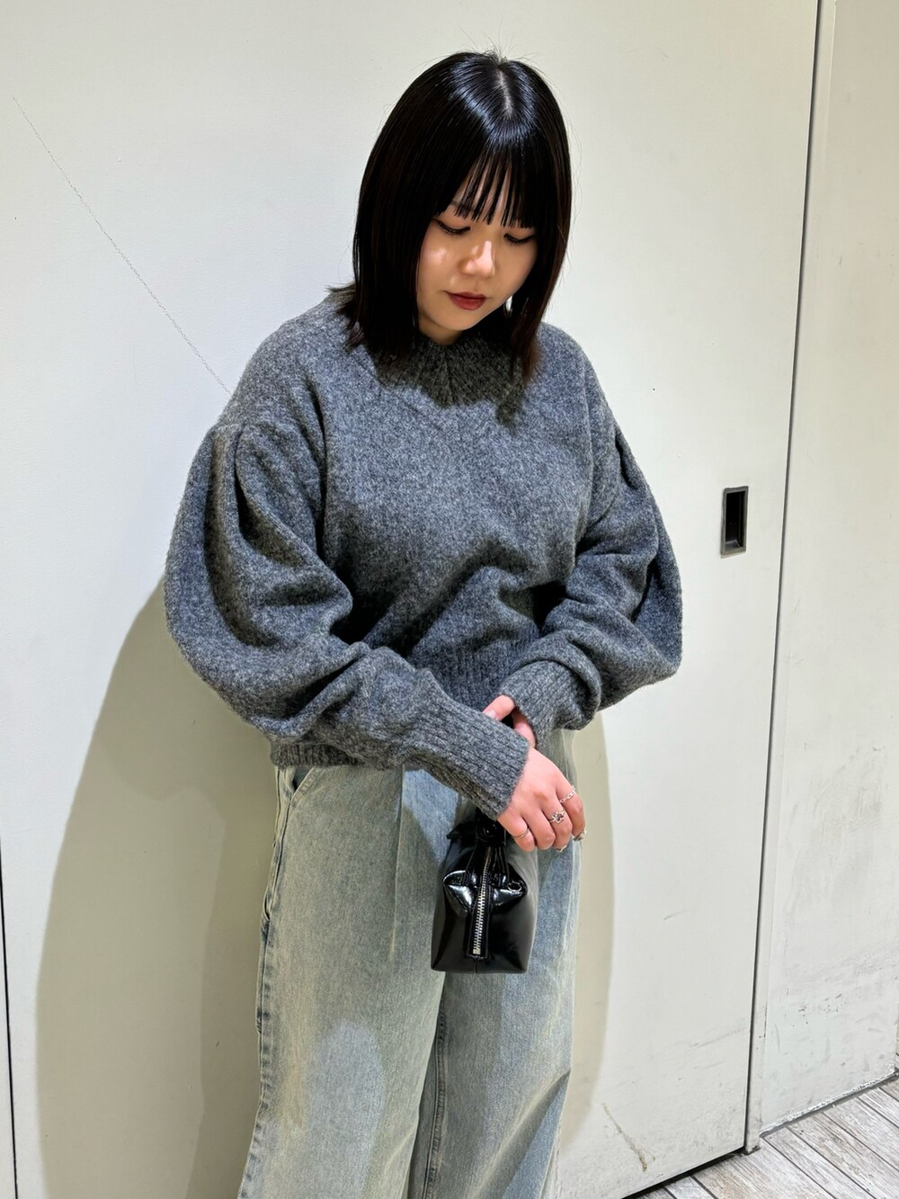 「ニット、デニム、冬コーデ、ロングコート、コート、おしゃれさんと繋がりたい、秋冬コーデ、オトナ女子、シンプルコーデ、キレイめ、大人コーデ、お出かけコーデ、デートコーデ、骨格ストレート、KBF」｜「KBFのVネックフォルムニット（ニット/セーター、グレー系）」を使った、nagisaさん（レディース・153cm）の秋コーディネートの4枚目の写真