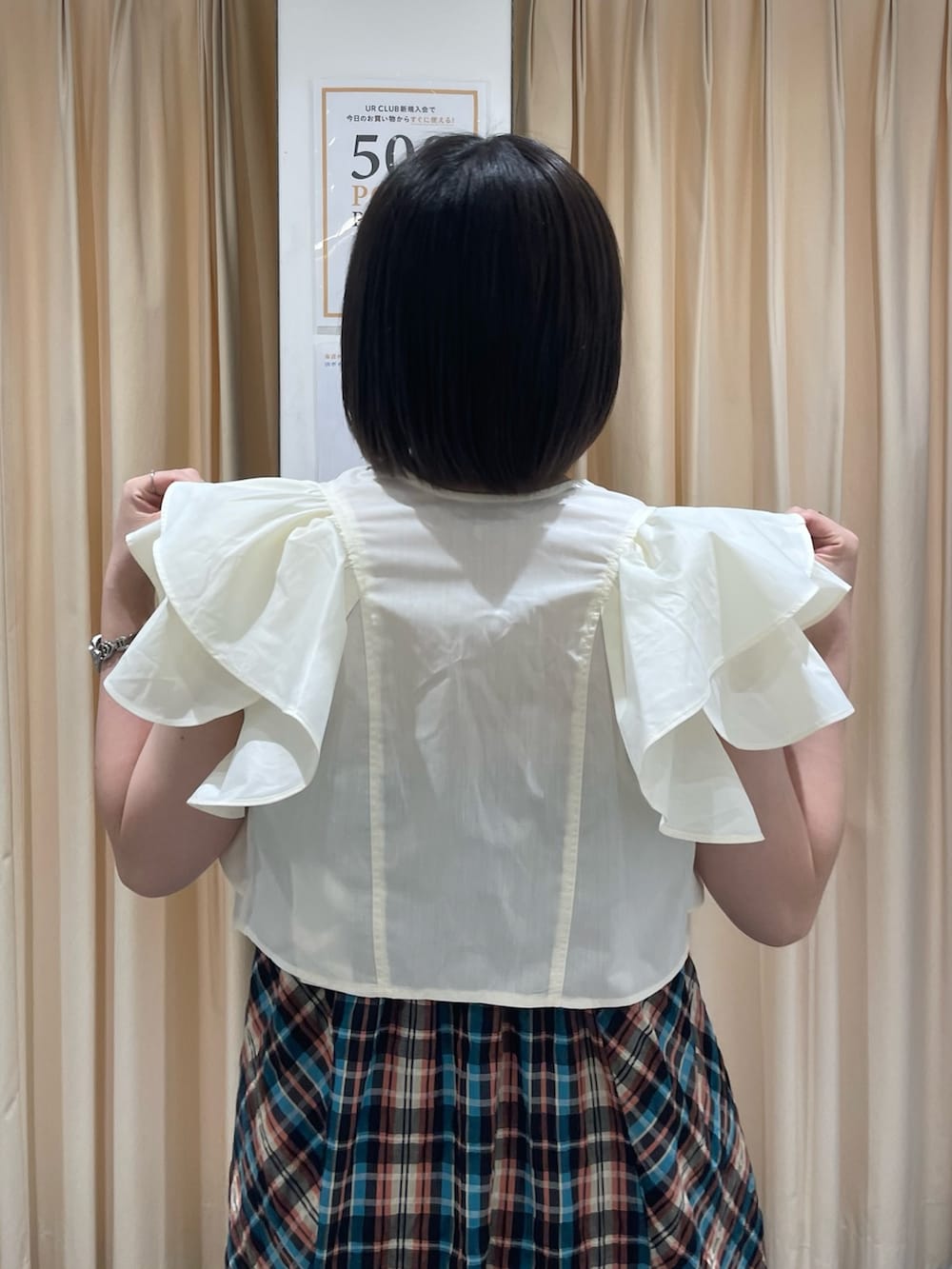 「ブラウス、ワンピース、キャミワンピ、サンダル、レイヤードスタイル、夏コーデ、お出かけコーデ、大人かわいい、低身長コーデ、ワンピースコーデ、ホワイト、KBF、RODE SKO」｜「KBFのマルチWAYクロップドフリルブラウス（シャツ/ブラウス、ホワイト系）」を使った、nagisaさん（レディース・153cm）の夏コーディネートの5枚目の写真