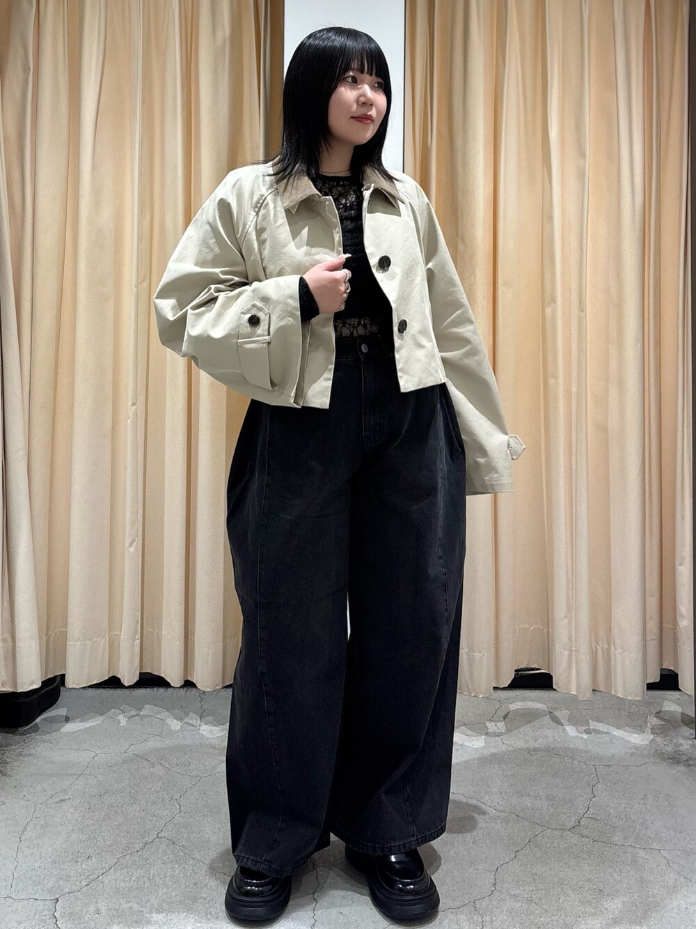 「お出かけコーデ、シンプルコーデ、おしゃれさんと繋がりたい、デニム、ジャケット、春コーデ、きれいめカジュアル、オトナカジュアル、バッグ、レース、休日スタイル、今日のコーデ、骨格ストレート、KBF」｜「KBFのBACKフレアショートジャケット（その他アウター、ベージュ系）」を使った、nagisaさん（骨格ストレート・レディース・153cm）の冬コーディネートの4枚目の写真