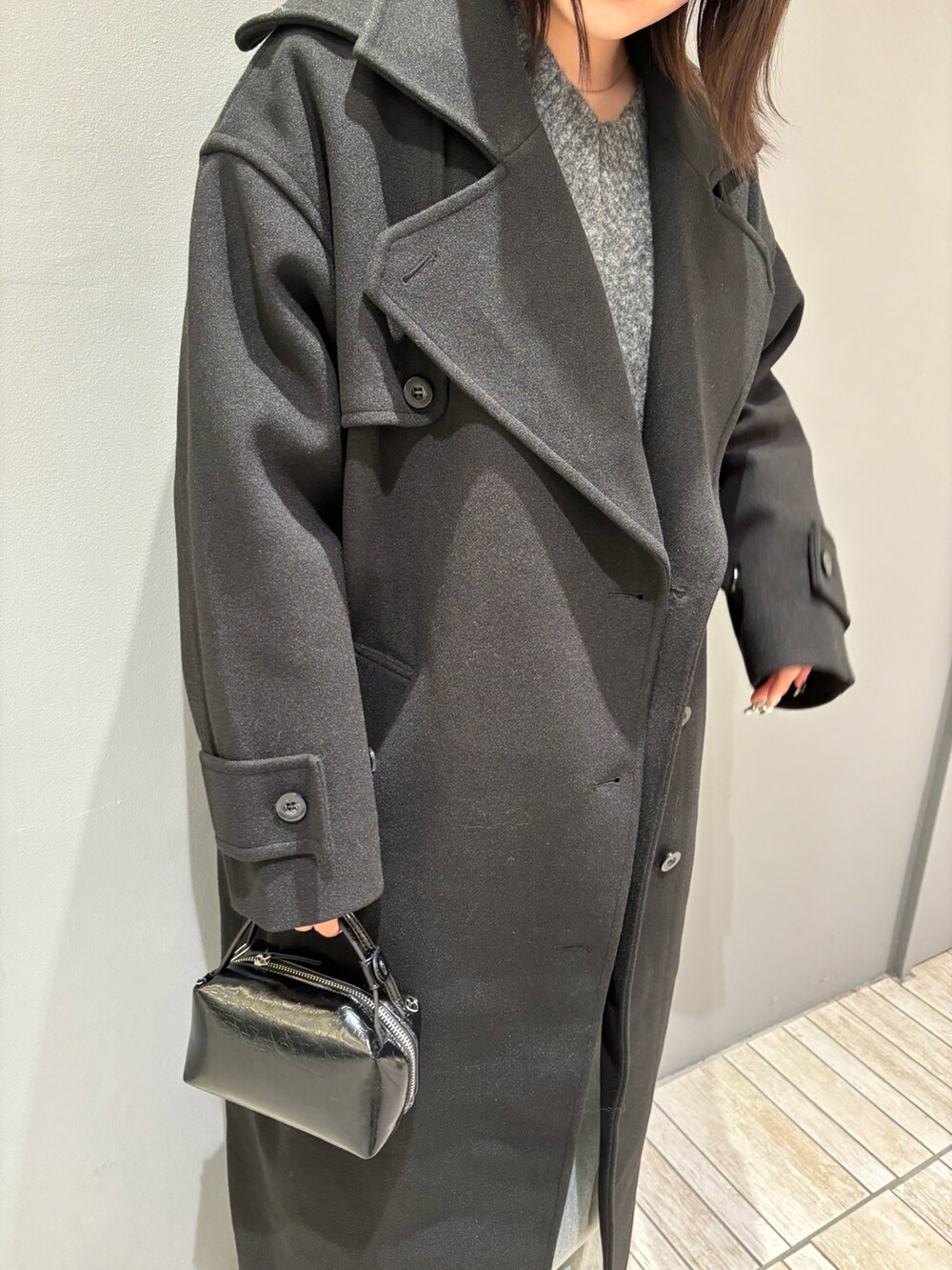 「ニット、デニム、冬コーデ、ロングコート、コート、おしゃれさんと繋がりたい、秋冬コーデ、オトナ女子、シンプルコーデ、キレイめ、大人コーデ、お出かけコーデ、デートコーデ、骨格ストレート、KBF」｜「KBFのVネックフォルムニット（ニット/セーター、グレー系）」を使った、nagisaさん（レディース・153cm）の秋コーディネートの5枚目の写真