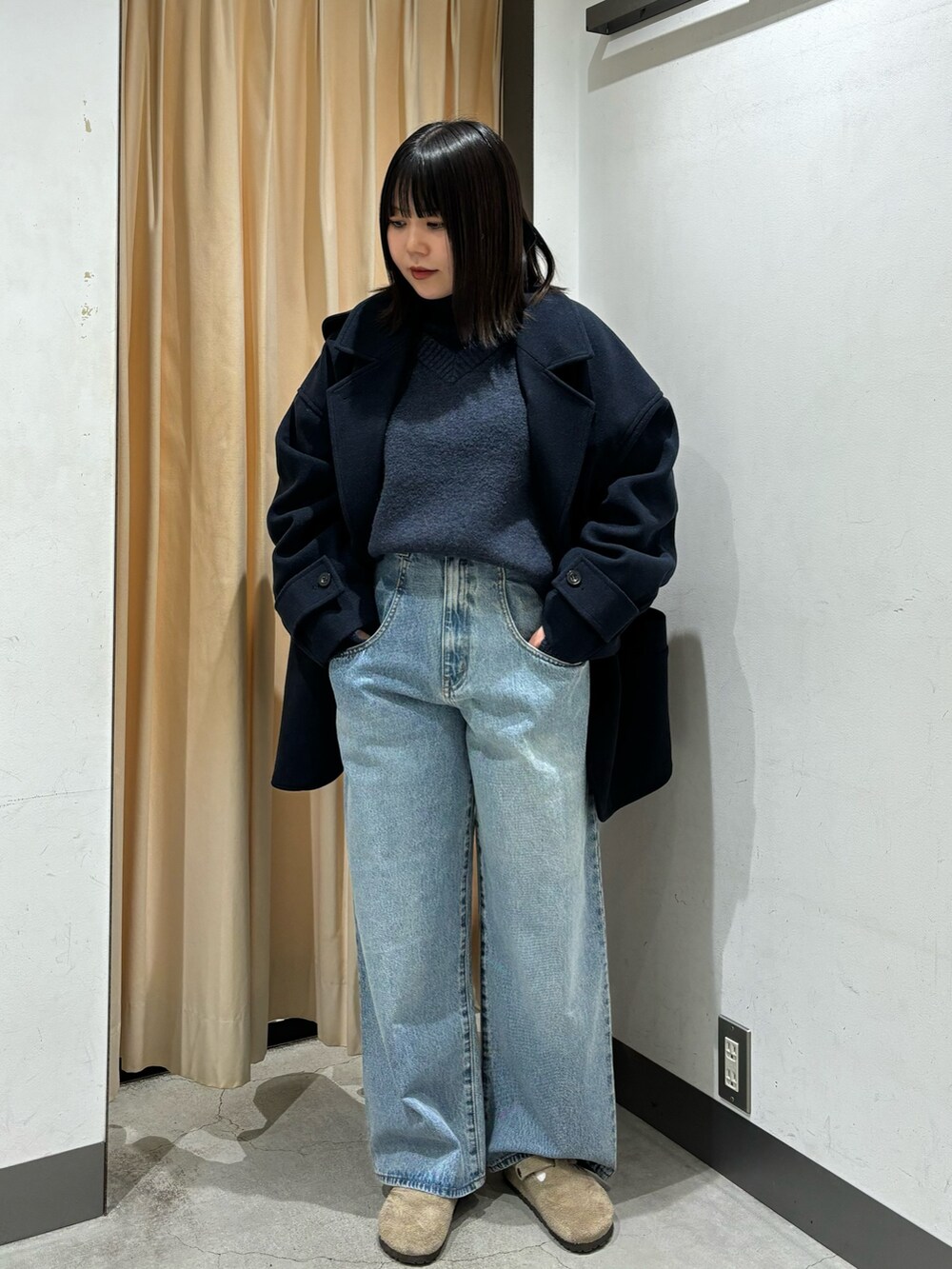 「ニット、コート、デニム、カジュアルコーデ、きれいめカジュアル、冬コーデ、秋冬コーデ、ビルケンシュトック、お出かけコーデ、おしゃれさんと繋がりたい、パンツスタイル、低身長コーデ、ネイビー、骨格ストレート、KBF」｜「KBFのリバーシブルタートルニット（ニット/セーター、ブルー系）」を使った、nagisaさん（レディース・153cm）の秋コーディネートの6枚目の写真