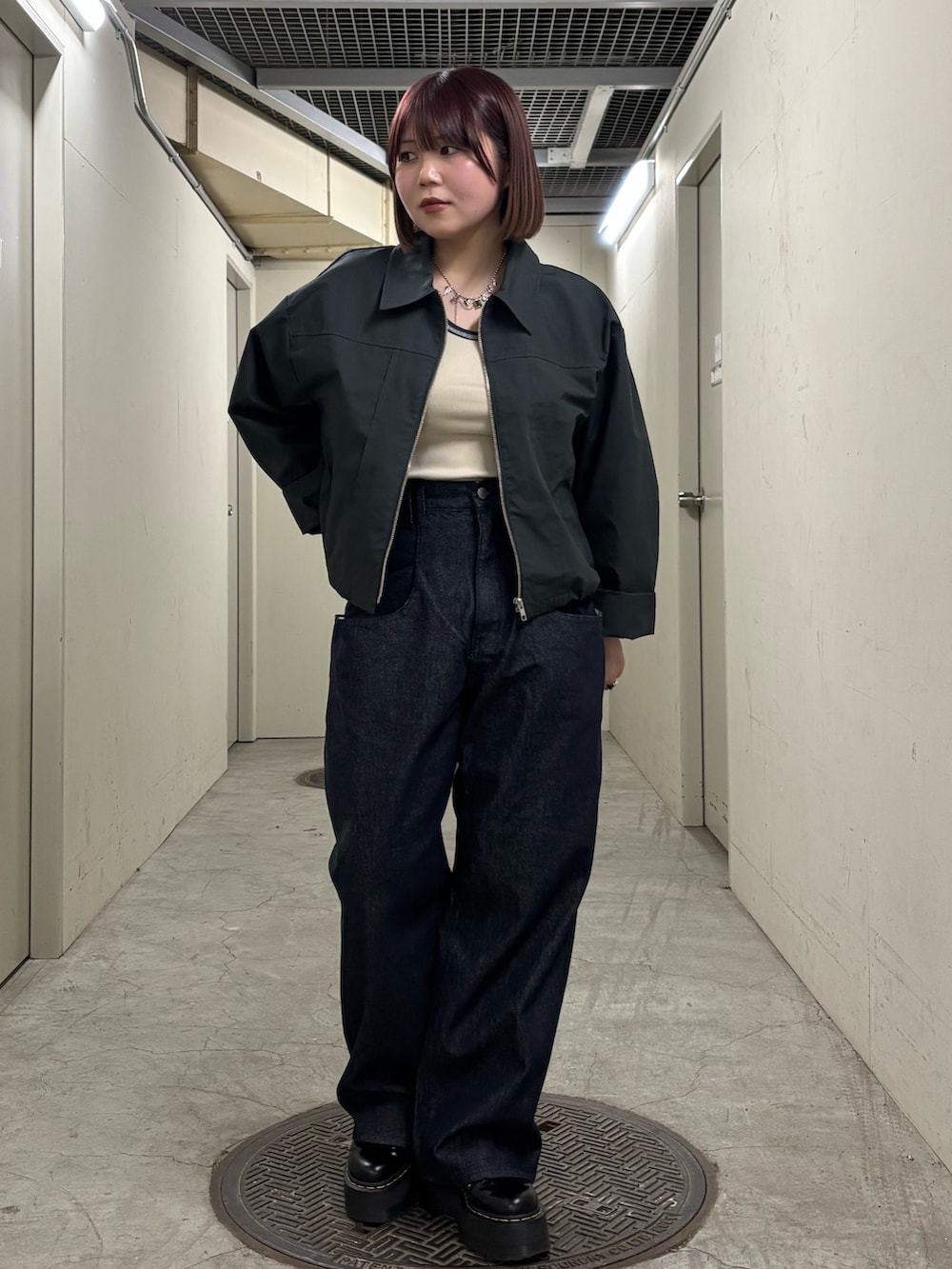 「春コーデ、オトナカジュアル、オトナ女子、カジュアルコーデ、デニム、メンズライク、おしゃれさんと繋がりたい、ootd、カジュアル、低身長、休日スタイル、ストリート、デニムパンツ、骨格ストレート、KBF」｜「KBFのダッドZIPブルゾン（ブルゾン、グレー系）」を使った、nagisaさん（骨格ストレート・レディース・153cm）の春コーディネートの3枚目の写真