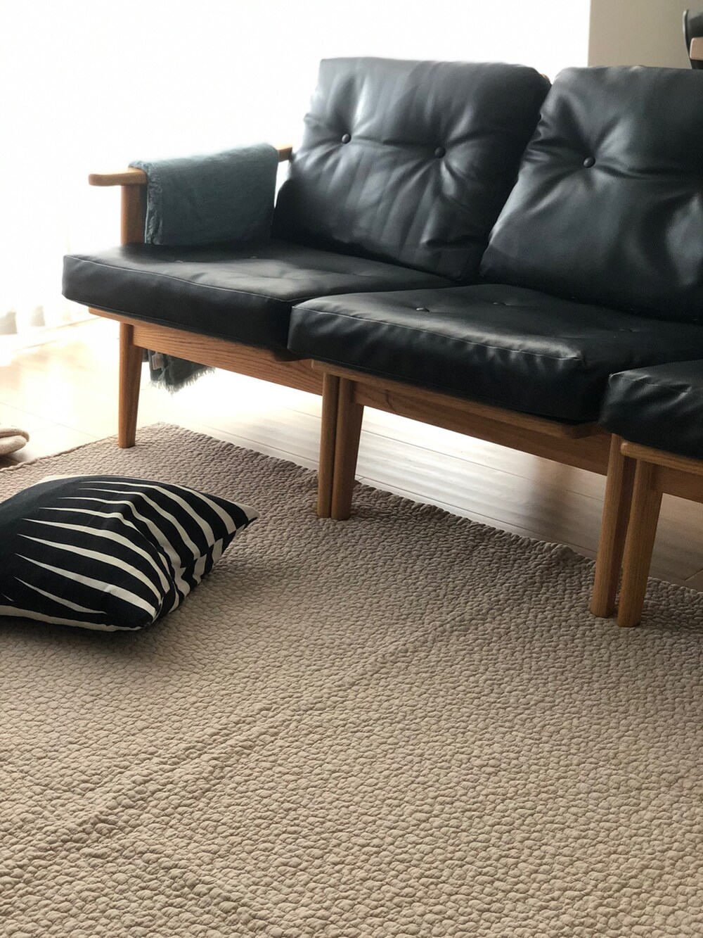 ベージュ系のラグ/マットを着用したレディースの夏コーディネートの3枚目の写真