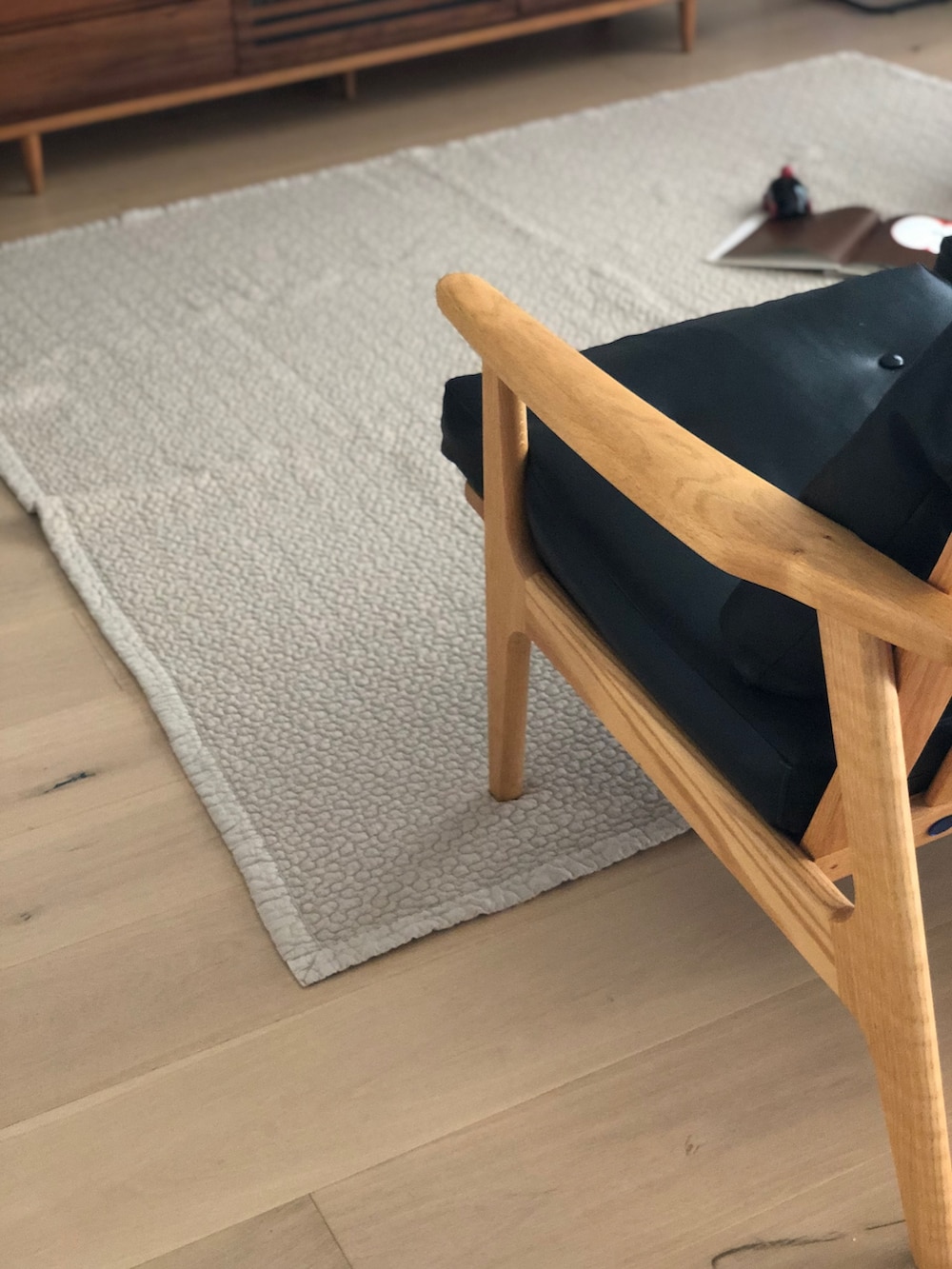 ベージュ系のラグ/マットを着用したレディースの夏コーディネートの4枚目の写真