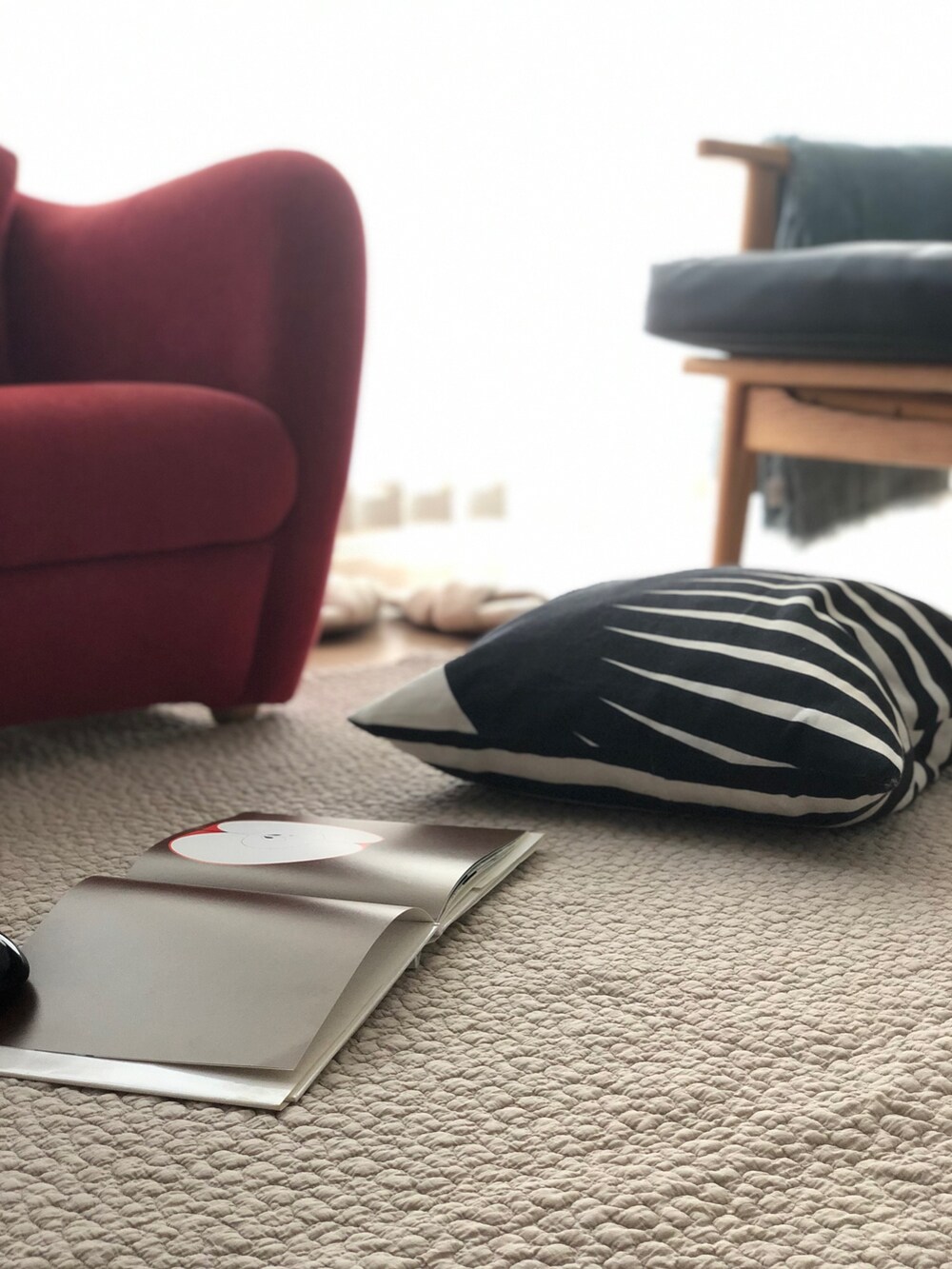 ベージュ系のラグ/マットを着用したレディースの夏コーディネートの6枚目の写真