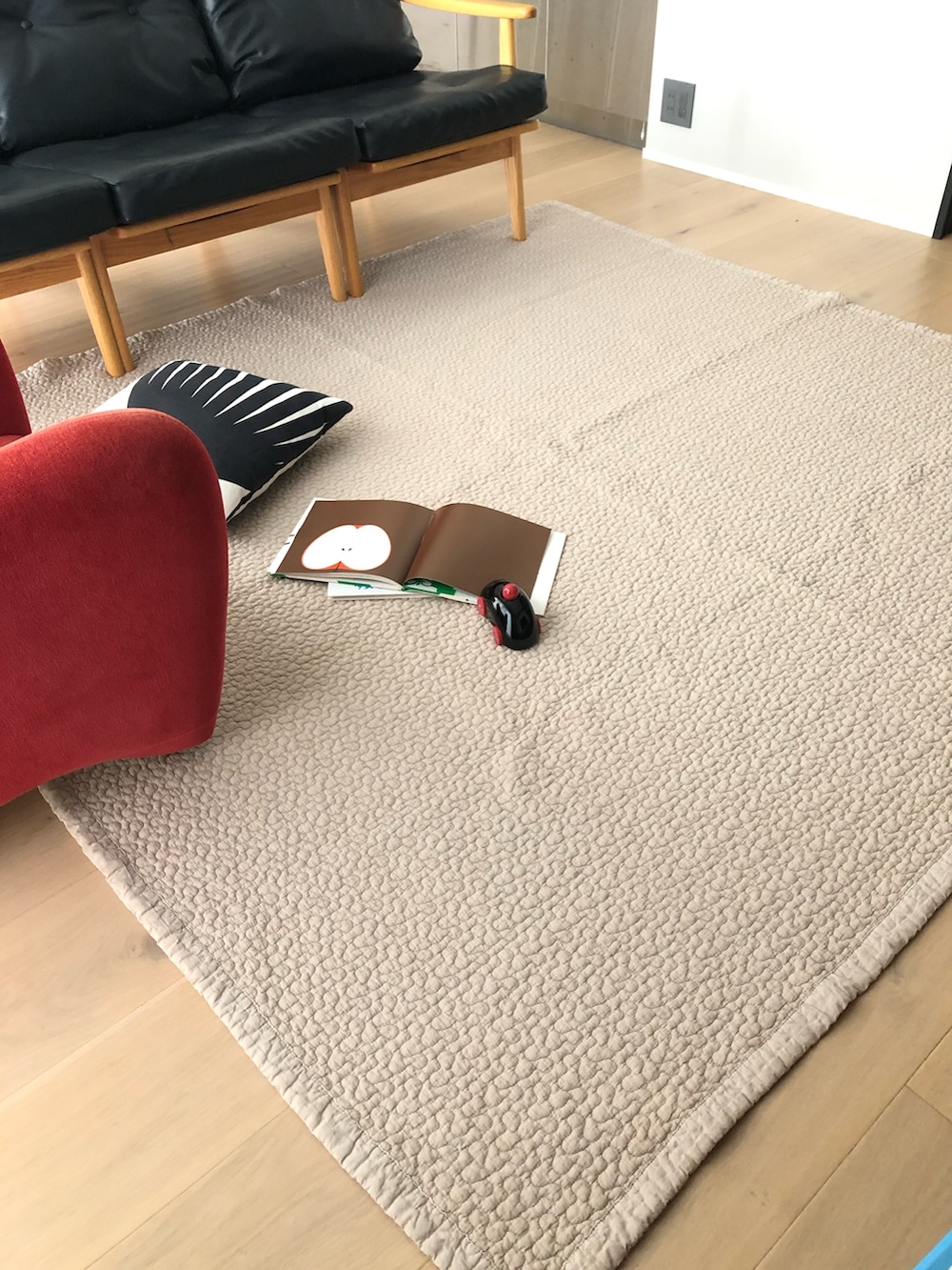 ベージュ系のラグ/マットを着用したレディースの夏コーディネートの5枚目の写真