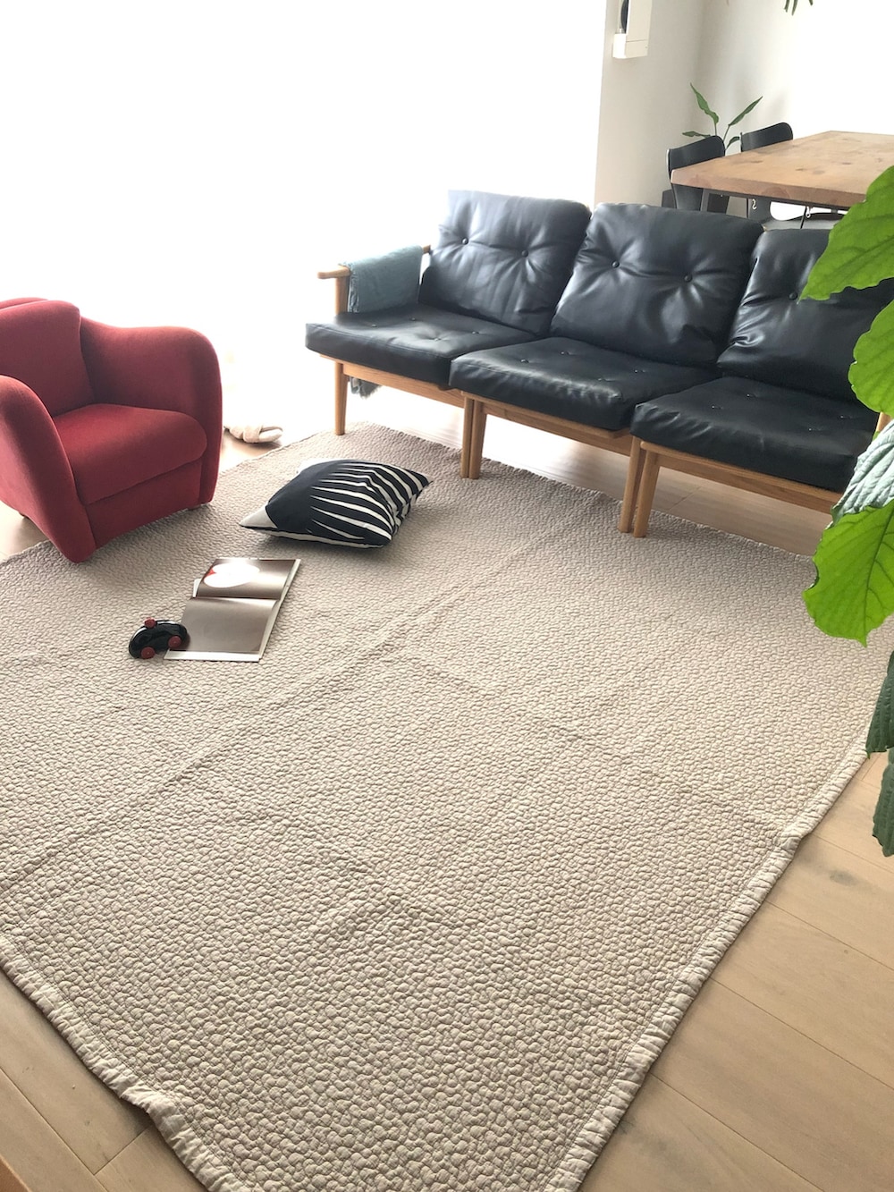 ベージュ系のラグ/マットを着用したレディースの夏コーディネートの2枚目の写真