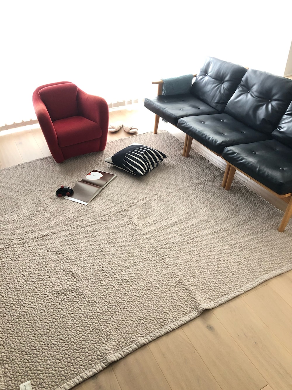 ベージュ系のラグ/マットを着用したレディースの夏コーディネートの7枚目の写真