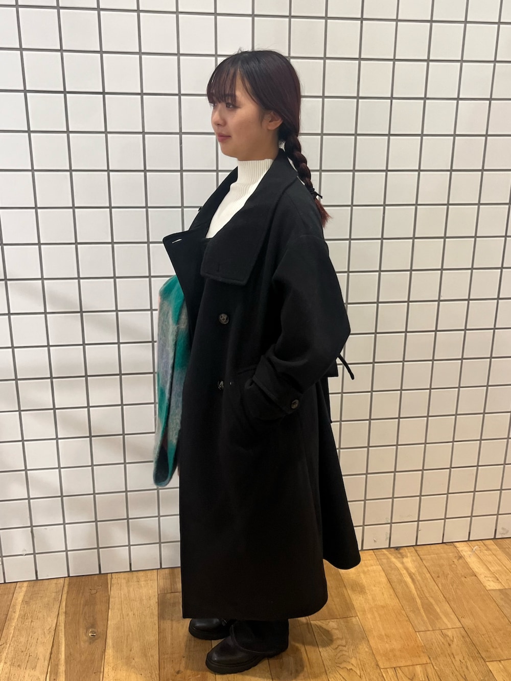 ブラック系のその他アウター、ホワイト系のニット/セーター、ブルー系のその他パンツを着用したレディースの秋コーディネートの2枚目の写真