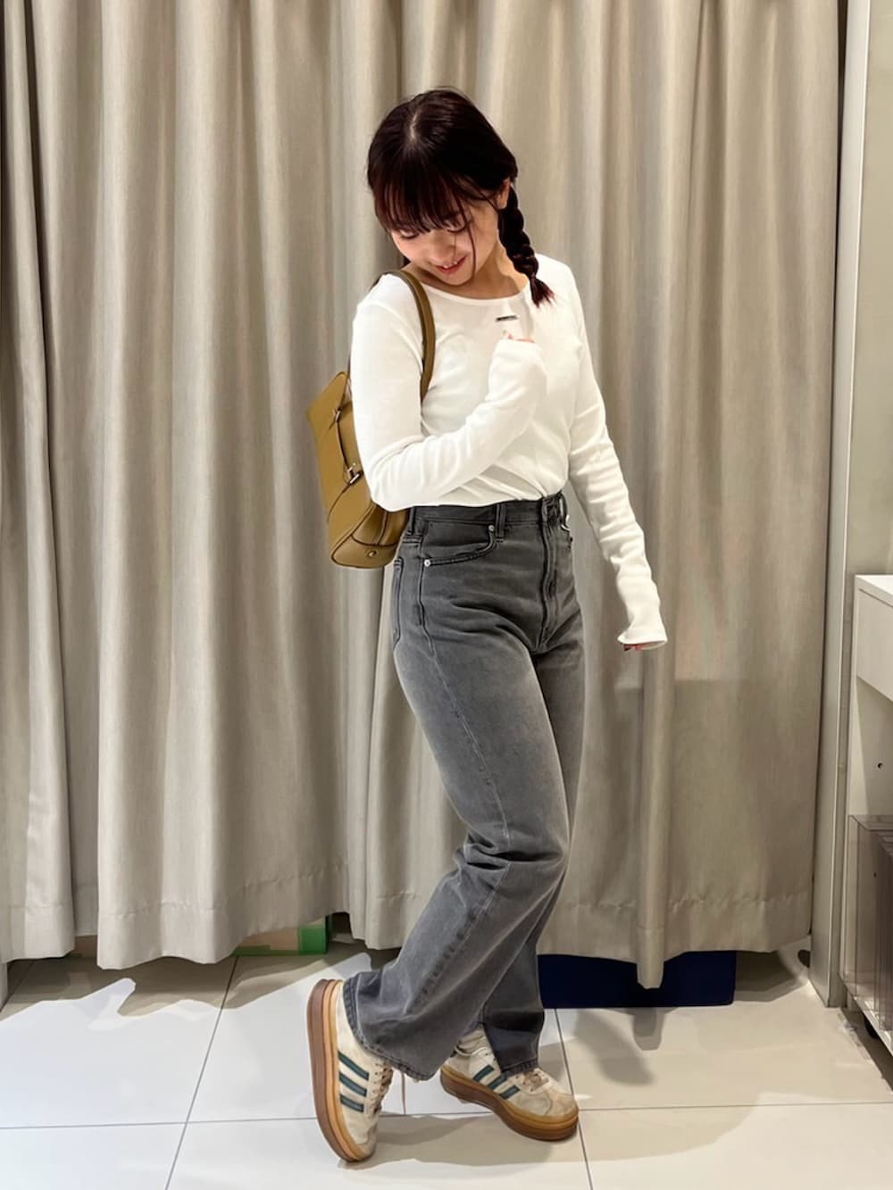 グレー系のその他パンツ、ホワイト系のTシャツ/カットソーを着用したレディースの秋コーディネートの2枚目の写真