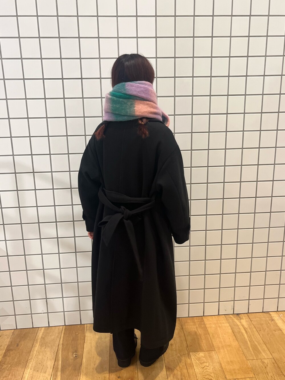 ブラック系のその他アウター、ホワイト系のニット/セーター、ブルー系のその他パンツを着用したレディースの秋コーディネートの4枚目の写真