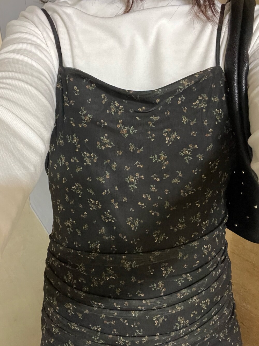 ブラック系のワンピース、ホワイト系のTシャツ/カットソー、ブラウン系のローファーを着用したレディースの春コーディネートの3枚目の写真