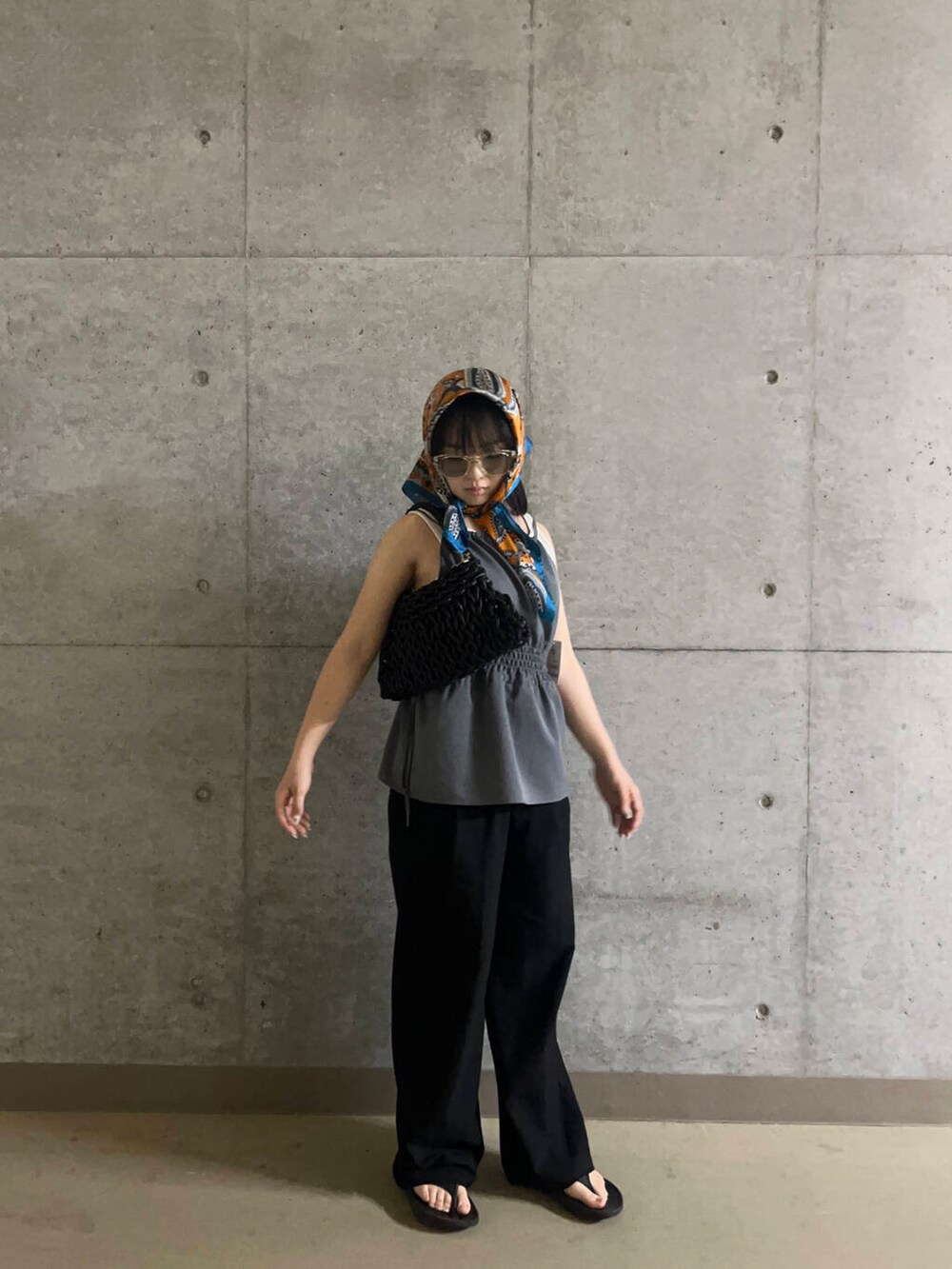 ブラック系のサンダル、ブラック系のハンドバッグ、ブラック系のその他パンツを着用したレディースの夏コーディネートの2枚目の写真