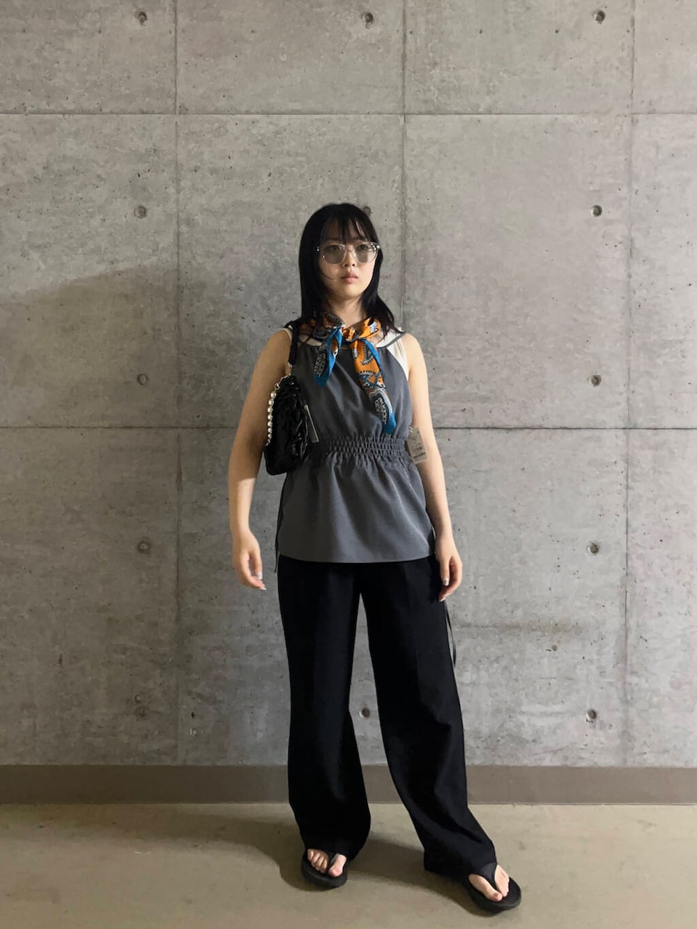 ブラック系のサンダル、ブラック系のハンドバッグ、ブラック系のその他パンツを着用したレディースの夏コーディネートの3枚目の写真