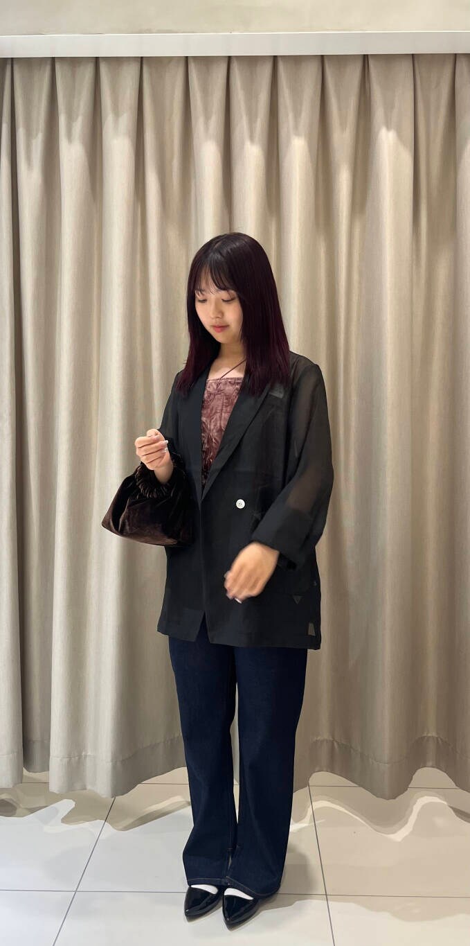 ブラック系のパンプス、ピンク系のキャミソール、ブラウン系のハンドバッグを着用したレディースの夏コーディネートの2枚目の写真