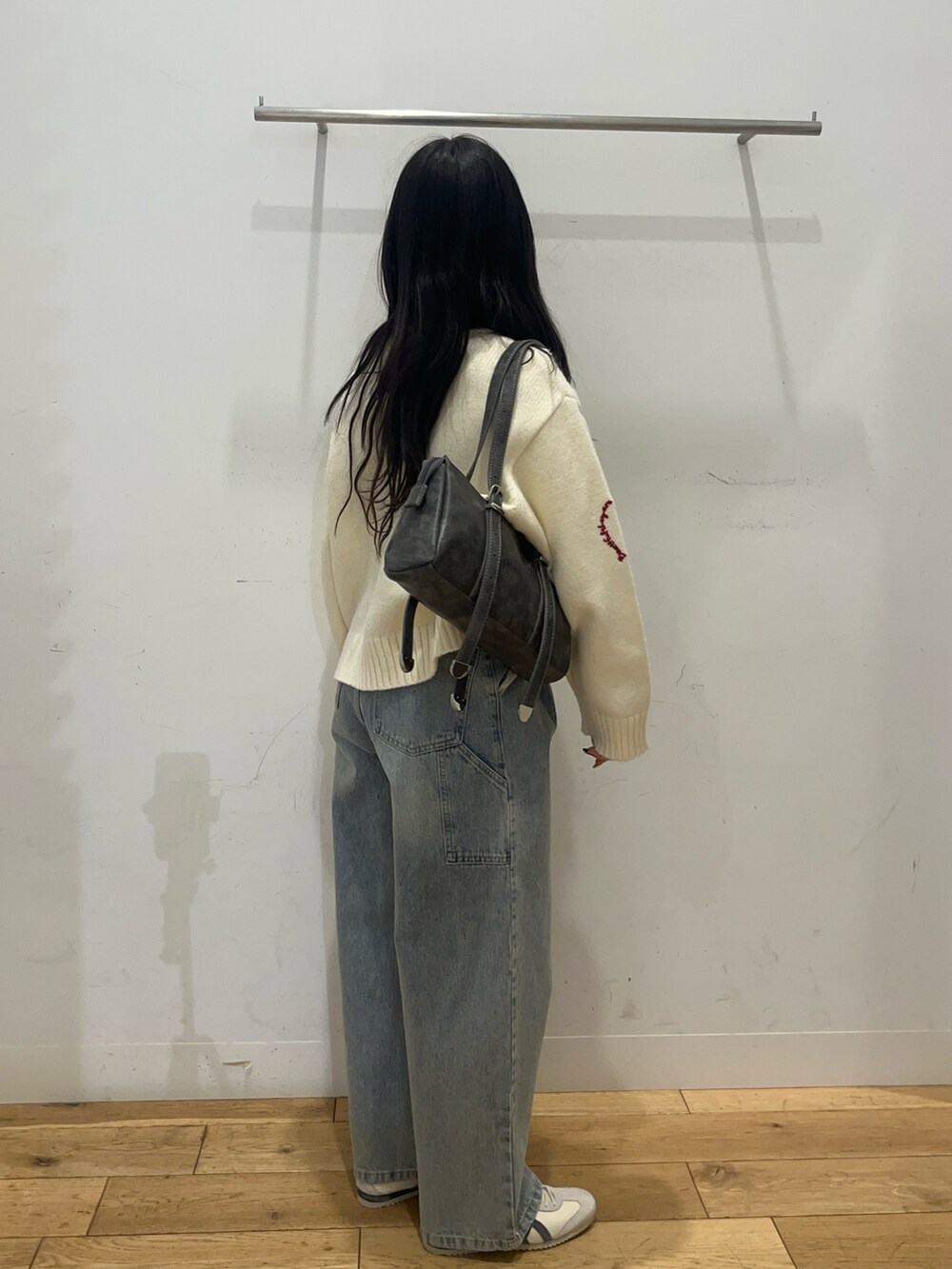 ホワイト系のニット/セーターを着用したレディースの冬コーディネートの2枚目の写真